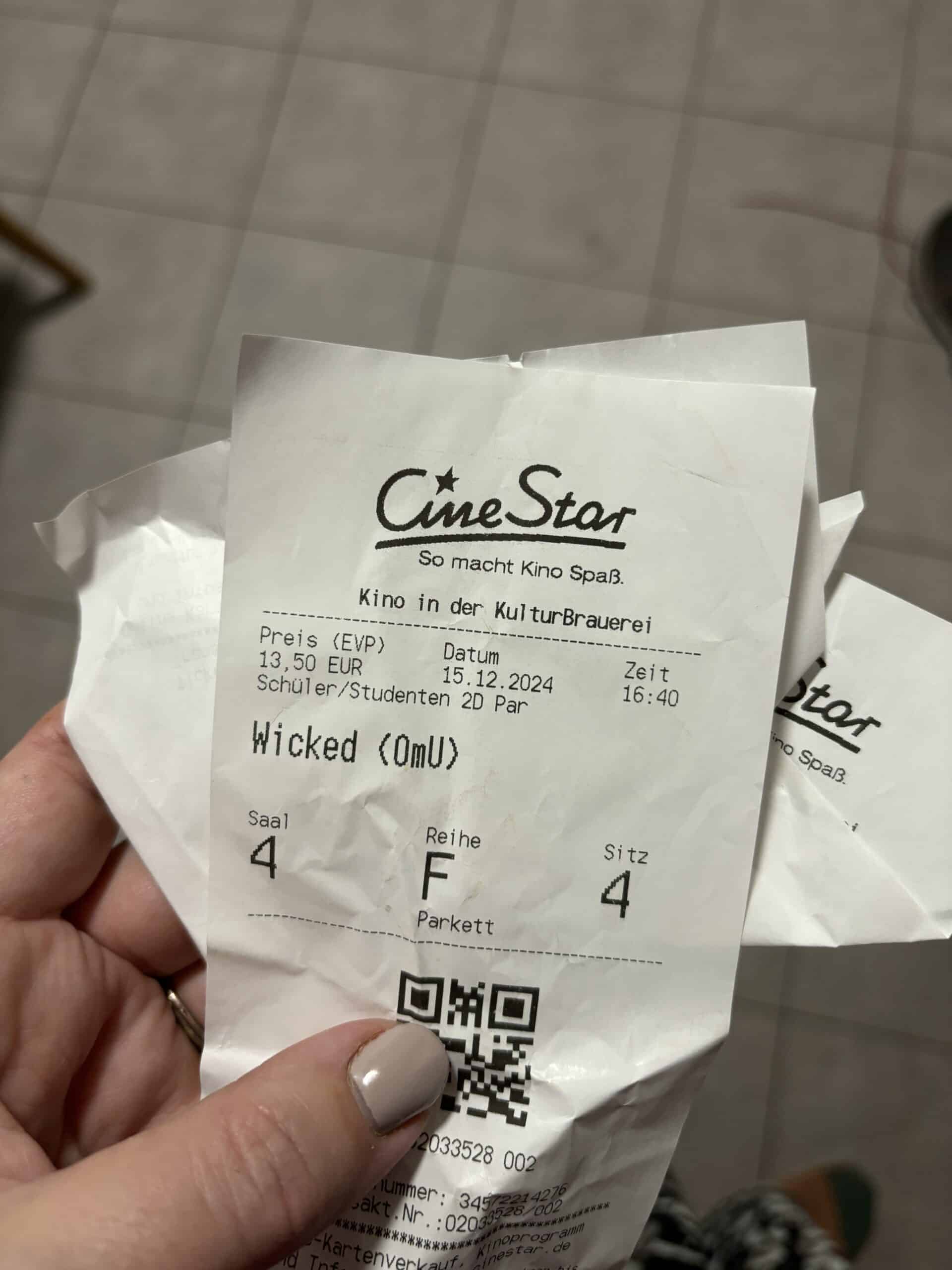 Danach gehen wir als Familie ins Kino. Wir schauen Wicked und die Jungs schauen Konklave.