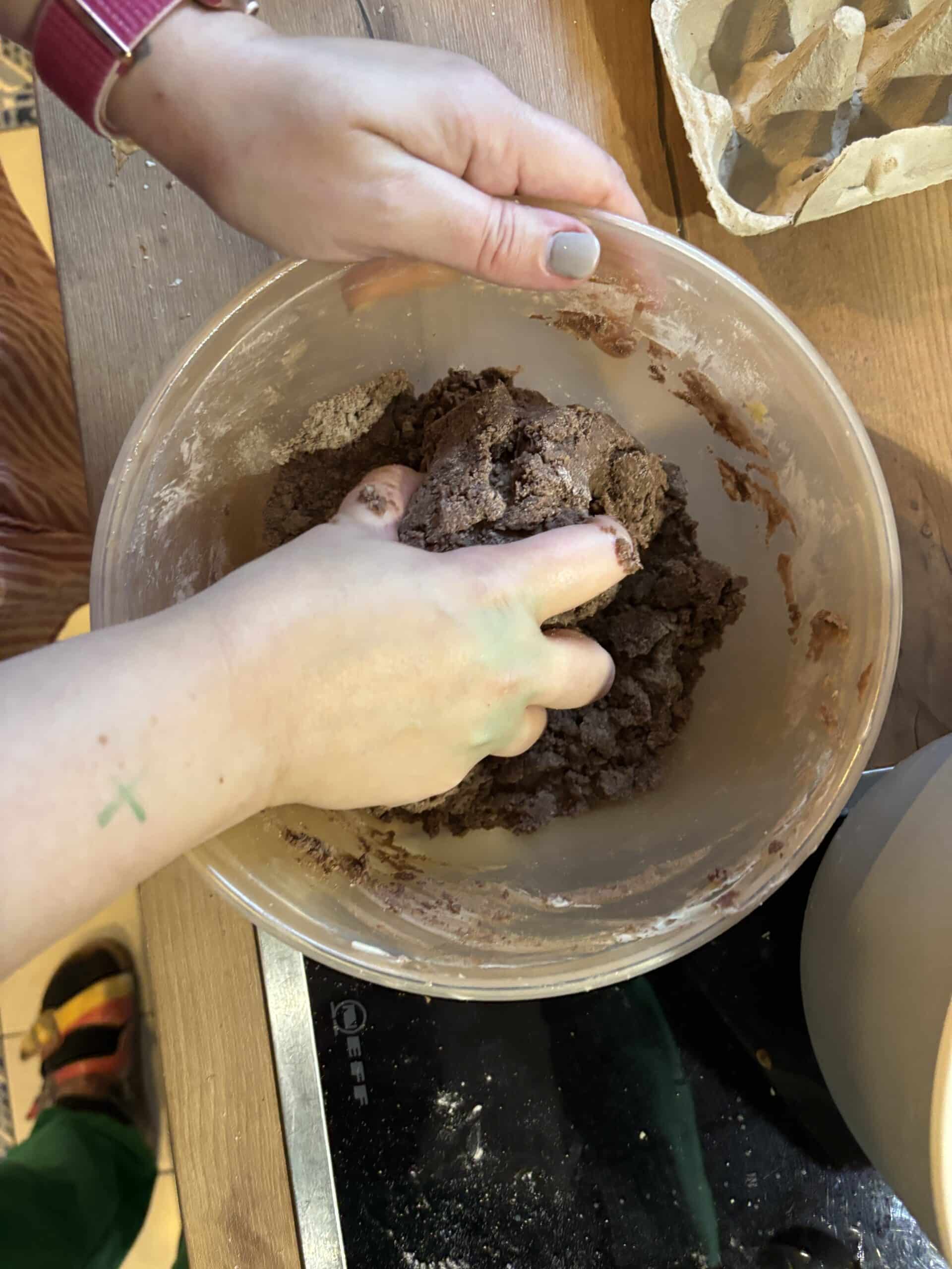 Ich knete Schokoplätzchen Teig. Morgen will ich nochmal backen.