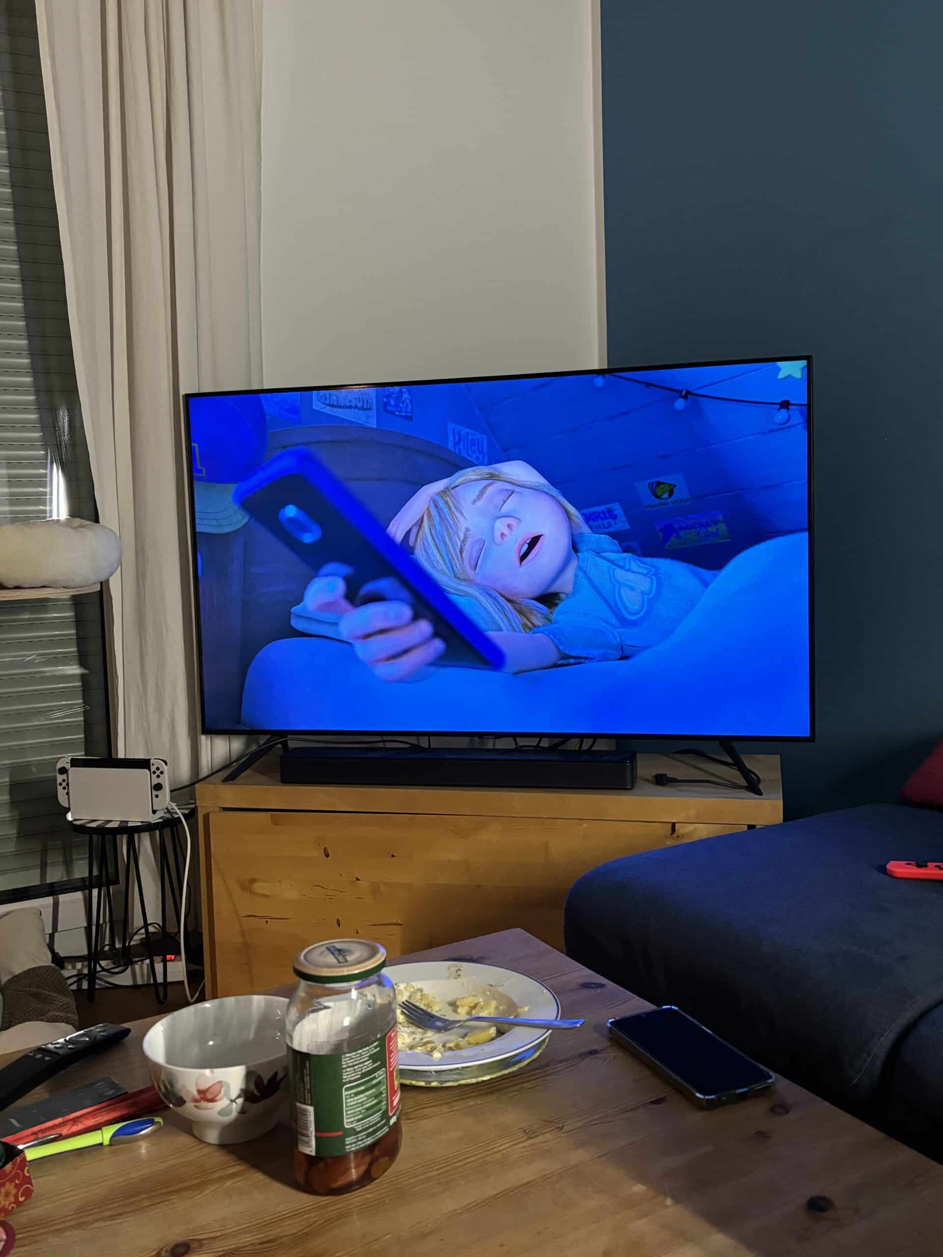 Am Abend schauen die Jüngste und ich Traumfabrik von Pixar. Sehr lustig.