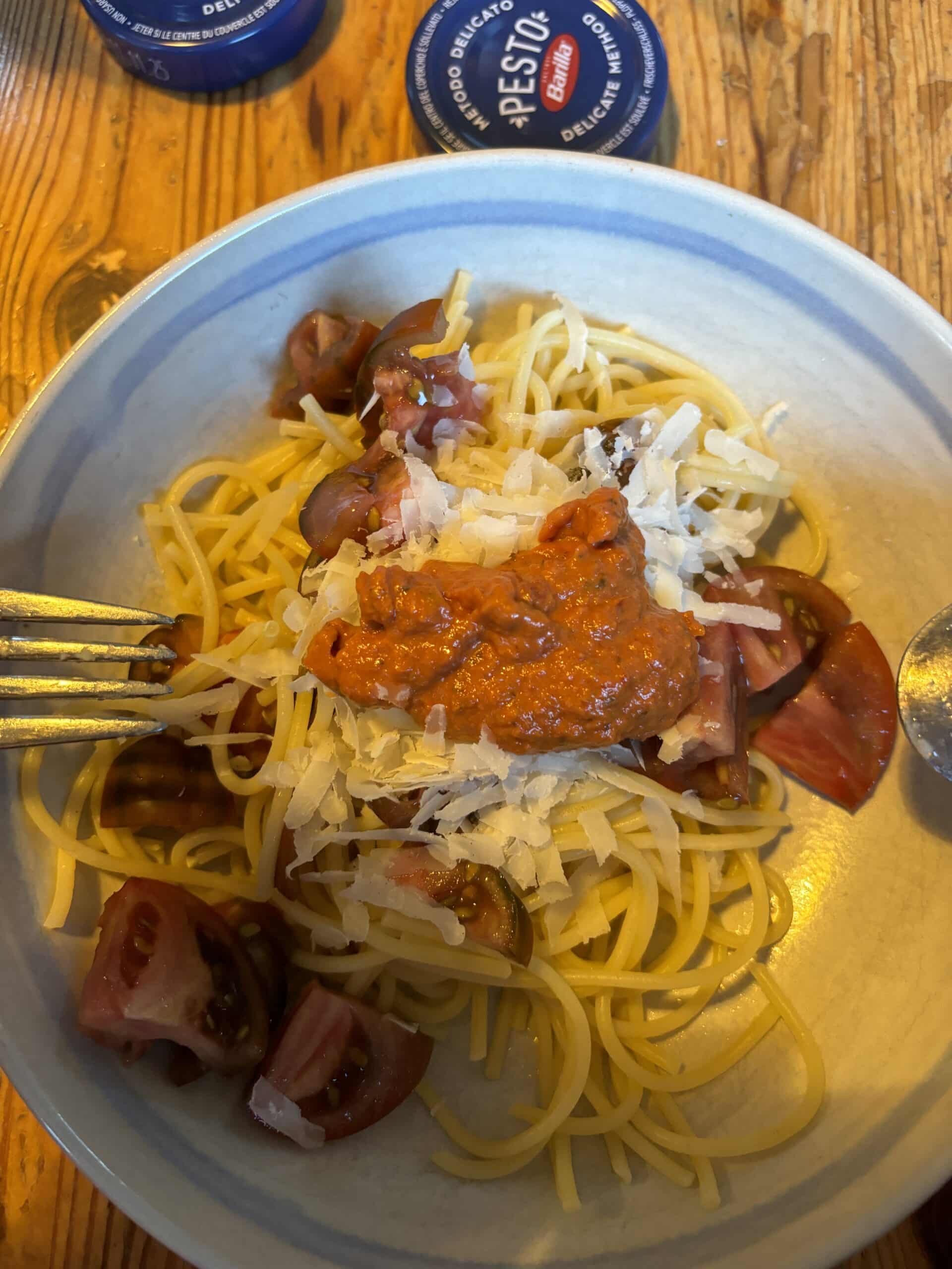 und zum Mittag gibt es Nudeln mit Pesto und Tomaten.