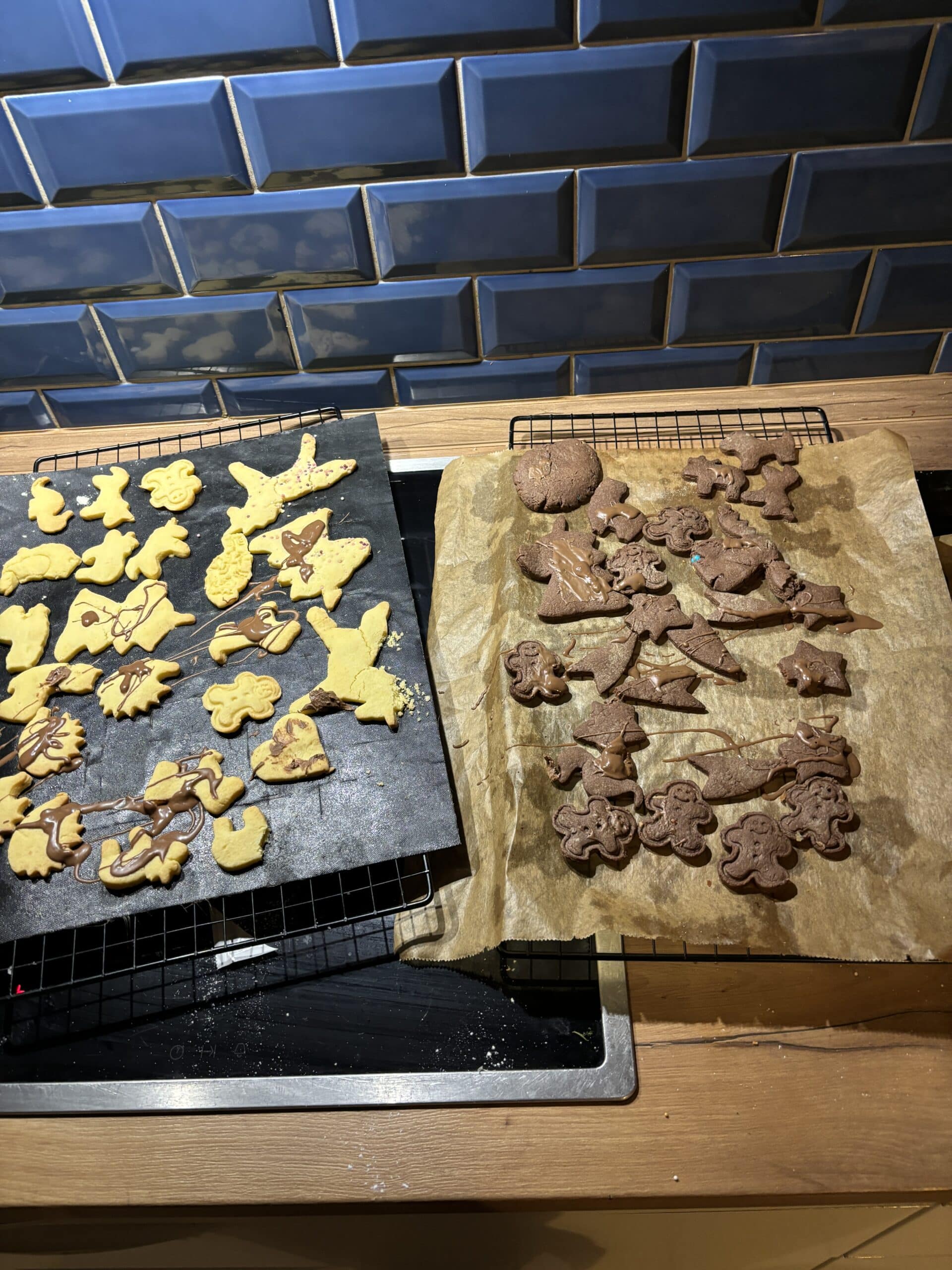 Ich backe Plätzchen. Bisher war ich nicht dazu gekommen und so komme ich ein bisschen in Weihnachtsstimmung und nach meiner Operation die Woche daheim an.