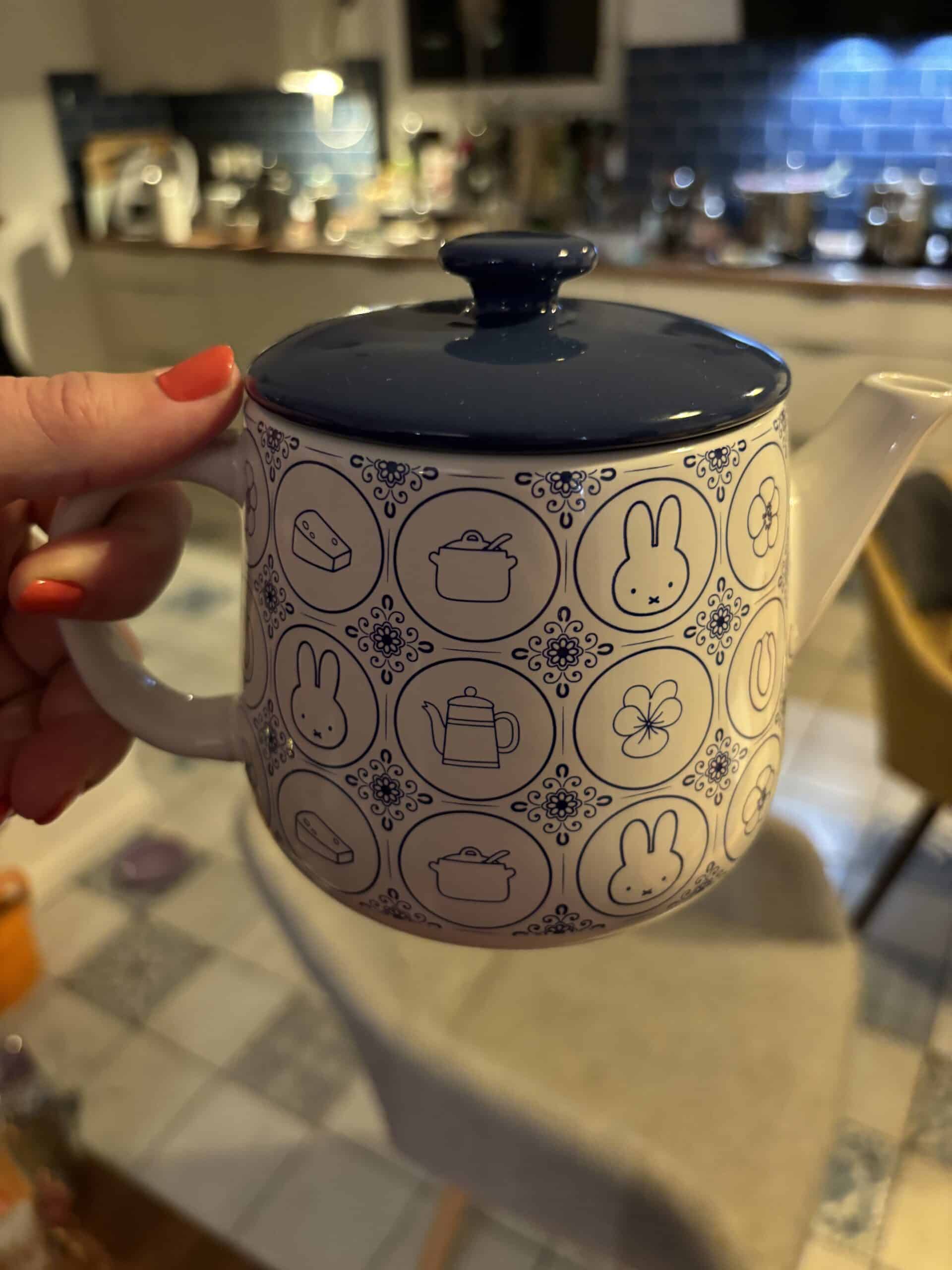 und trinke eine Kanne Tee, während wir etwas Papiere erledigen. Heute: Bewerbungen für die Tochter.