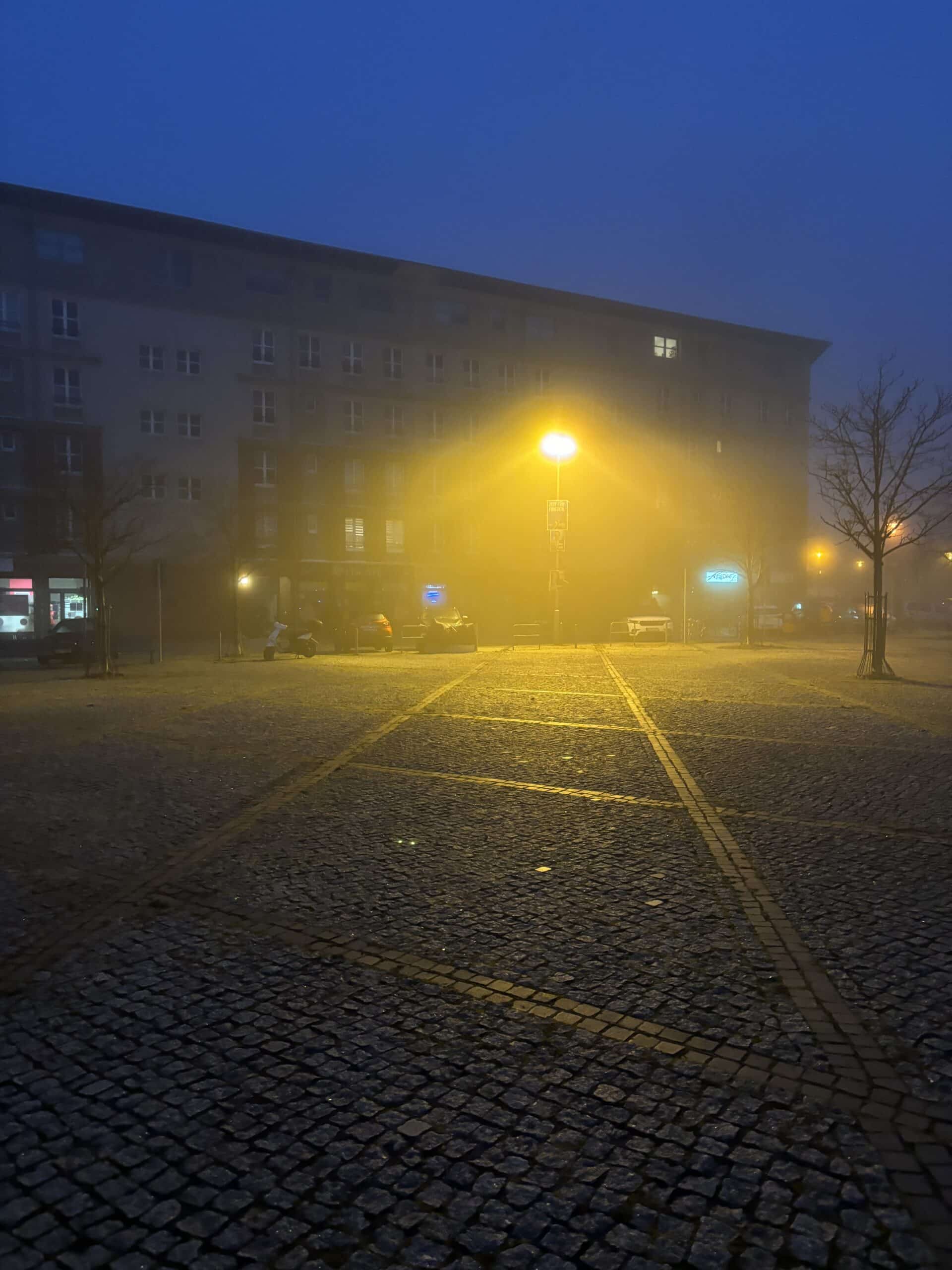 Hallo Samstag. Ich stehe früh auf und gehe zum Sport.
