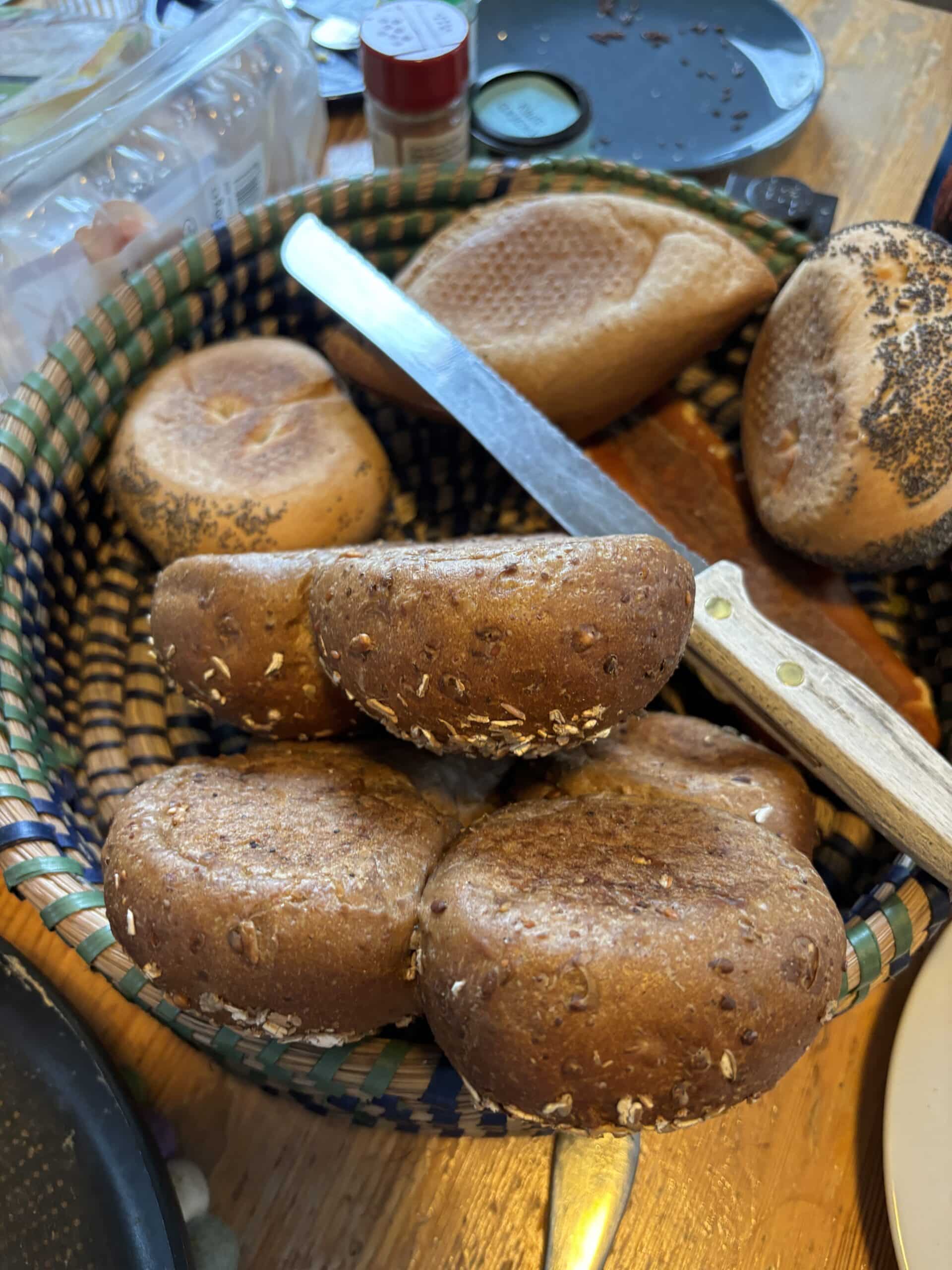Hallo Samstag. Der Mann ist früh unterwegs und hat Brötchen mitgebracht.