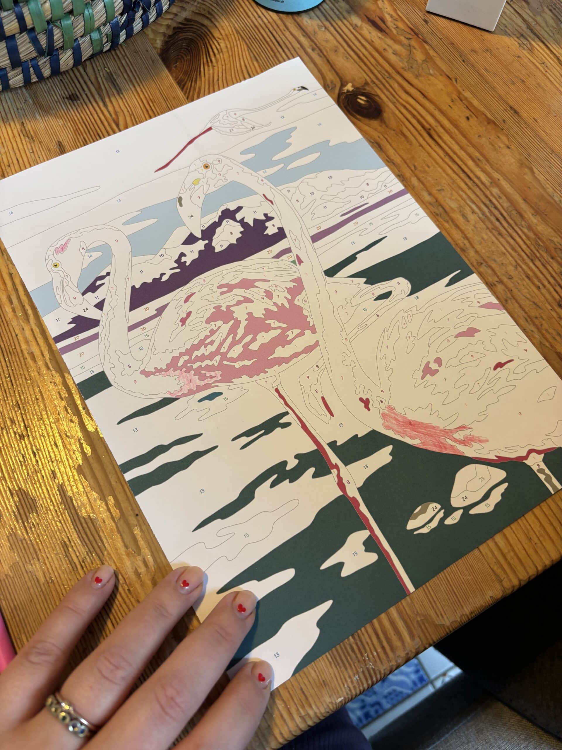 Am Vormittag wird mit der Jüngsten ausgemalt. Flamingos.