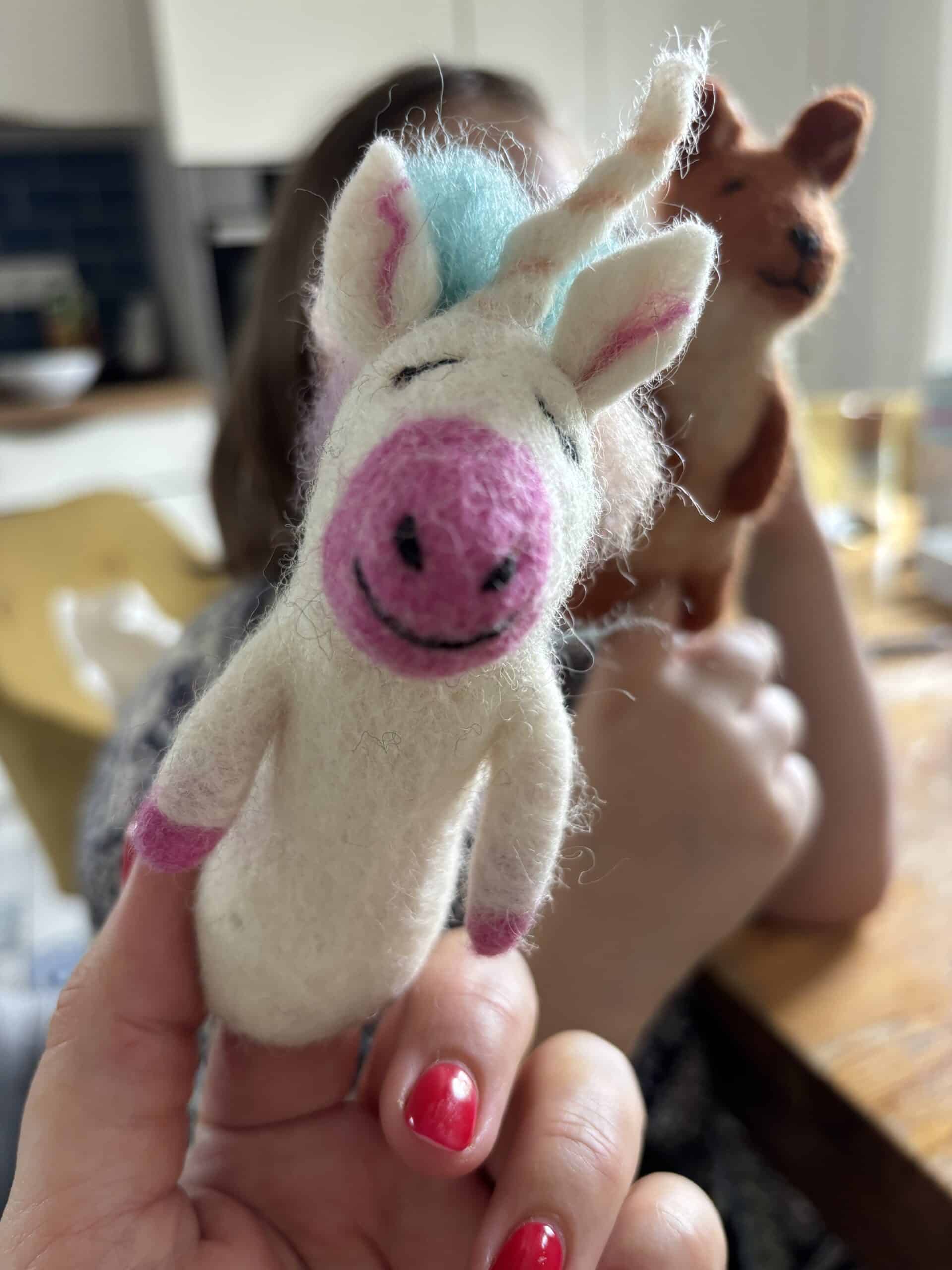 Daheim wird etwas mit den Fingerpuppen gespielt. Das sind aber auch wirklich sehr hübsche Exemplare.