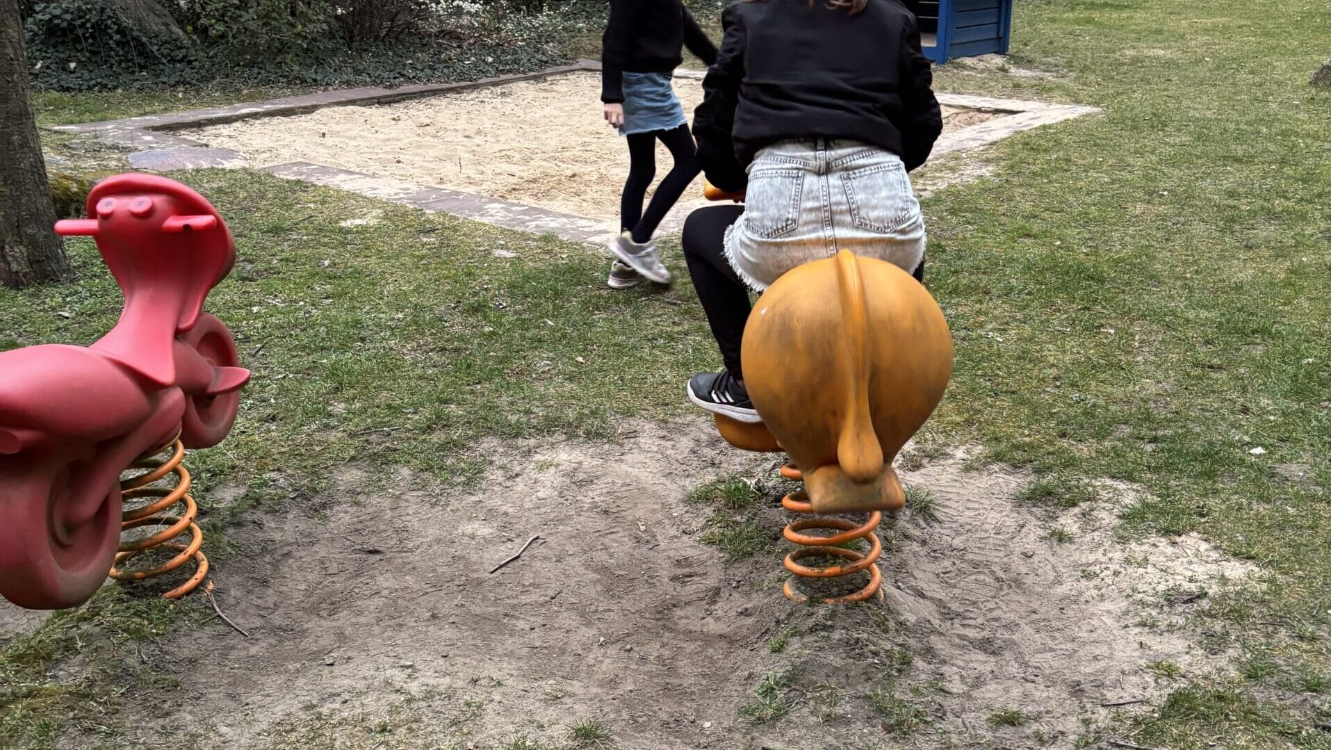 Etwas Spielplatz darf nicht fehlen. K3 und ihre Freundin übernachten dann spontan gemeinsam bei uns.