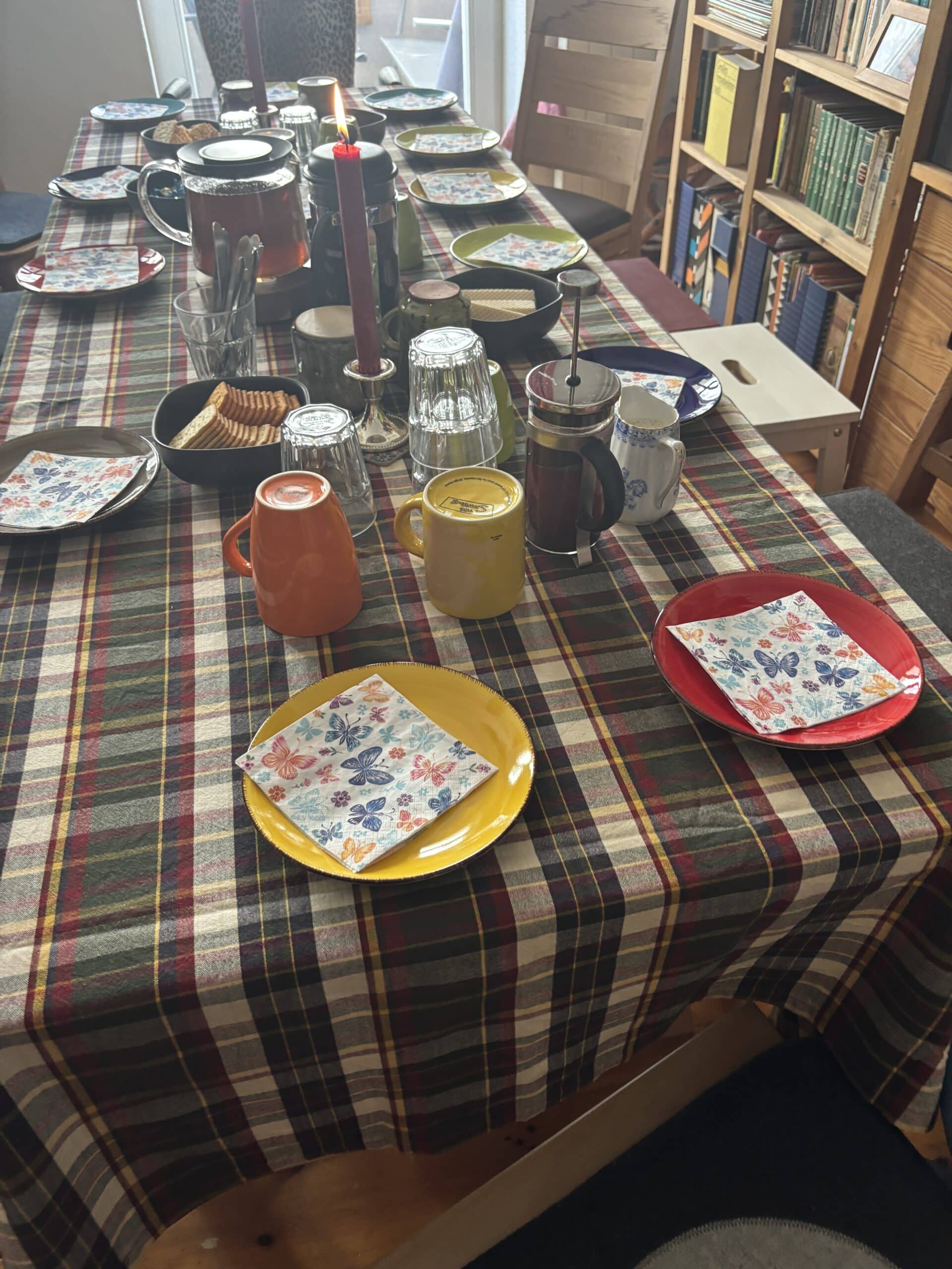 Bei Geburtstag zwei spielen wir und sitzen gemeinsam an einem Tisch. Alles ist ruhig, das passt zu meinem Akku leeren Tag heute.