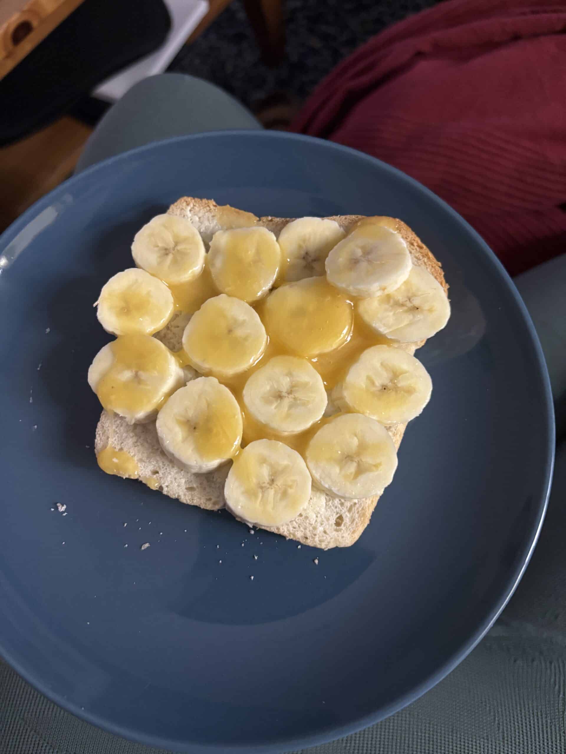 Während der Käsekuchen für einen Geburtstag heute im Ofen backt, esse ich ein Brot. Vom Kuchen hab ich vergessen ein Foto zu machen, mein Handy lag dann nämlich daheim.