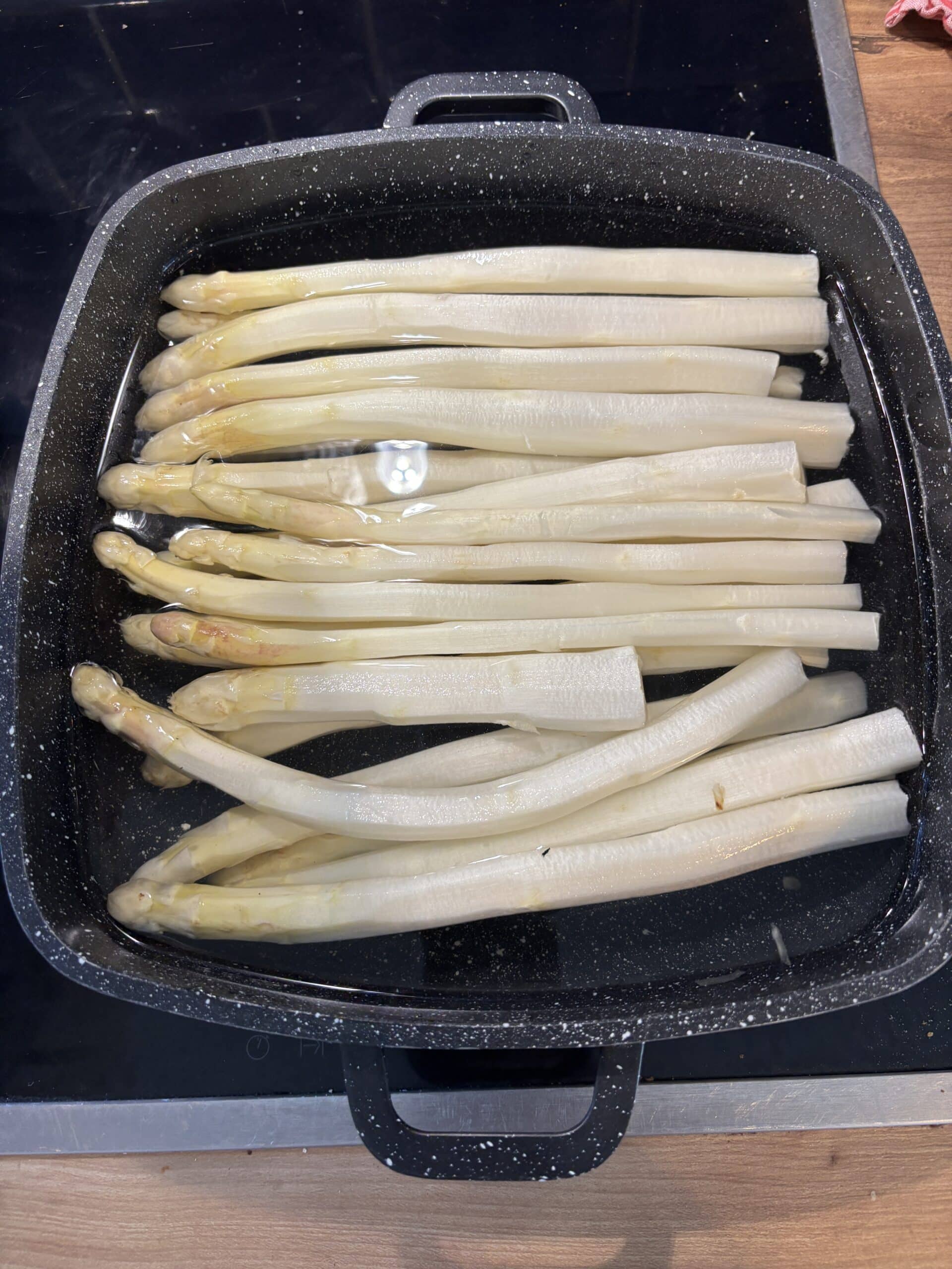 Zum Mittag der erste Spargel für alle.