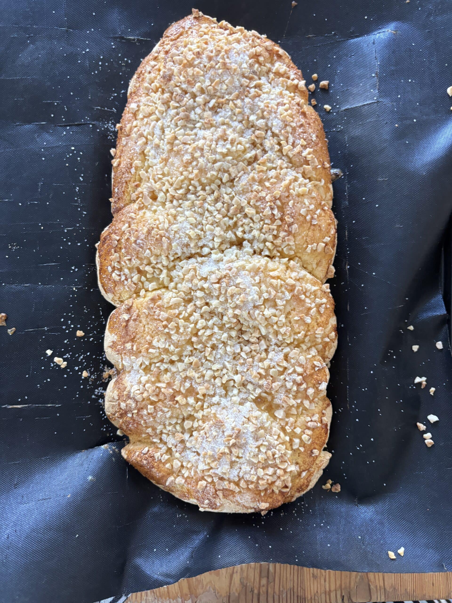 Der Tag beginnt mit einem Hefezopf, den ich heute morgen backe. Es gibt glutenfreien Zopf.