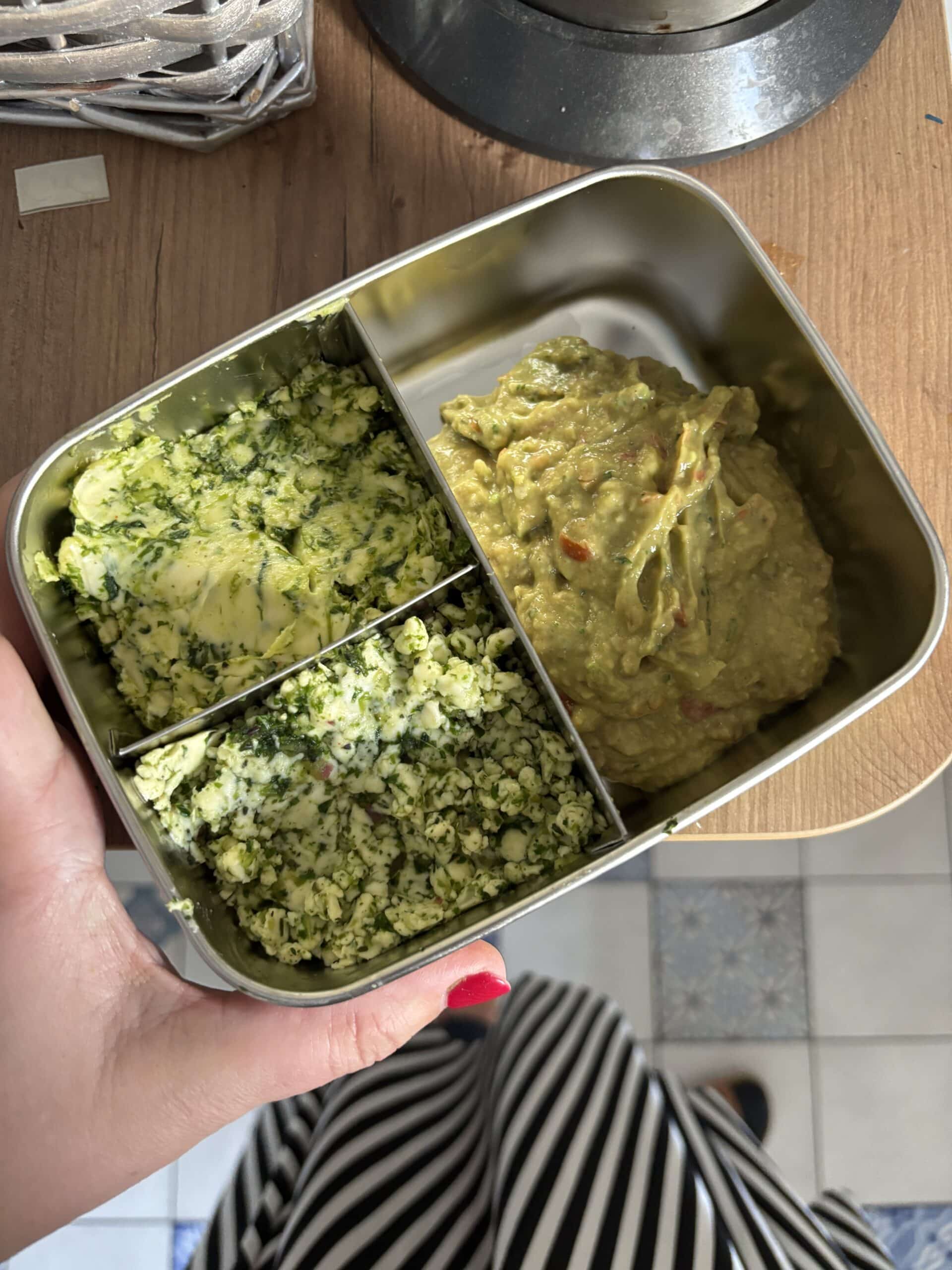 und am Nachmittag bereite ich für den Brunch morgen Aufstriche vor: Natürlich eine extra Box fürs Zöliakie Kind: Es gibt Kräuterbutter, Bärlauchbutter und Guacamole.