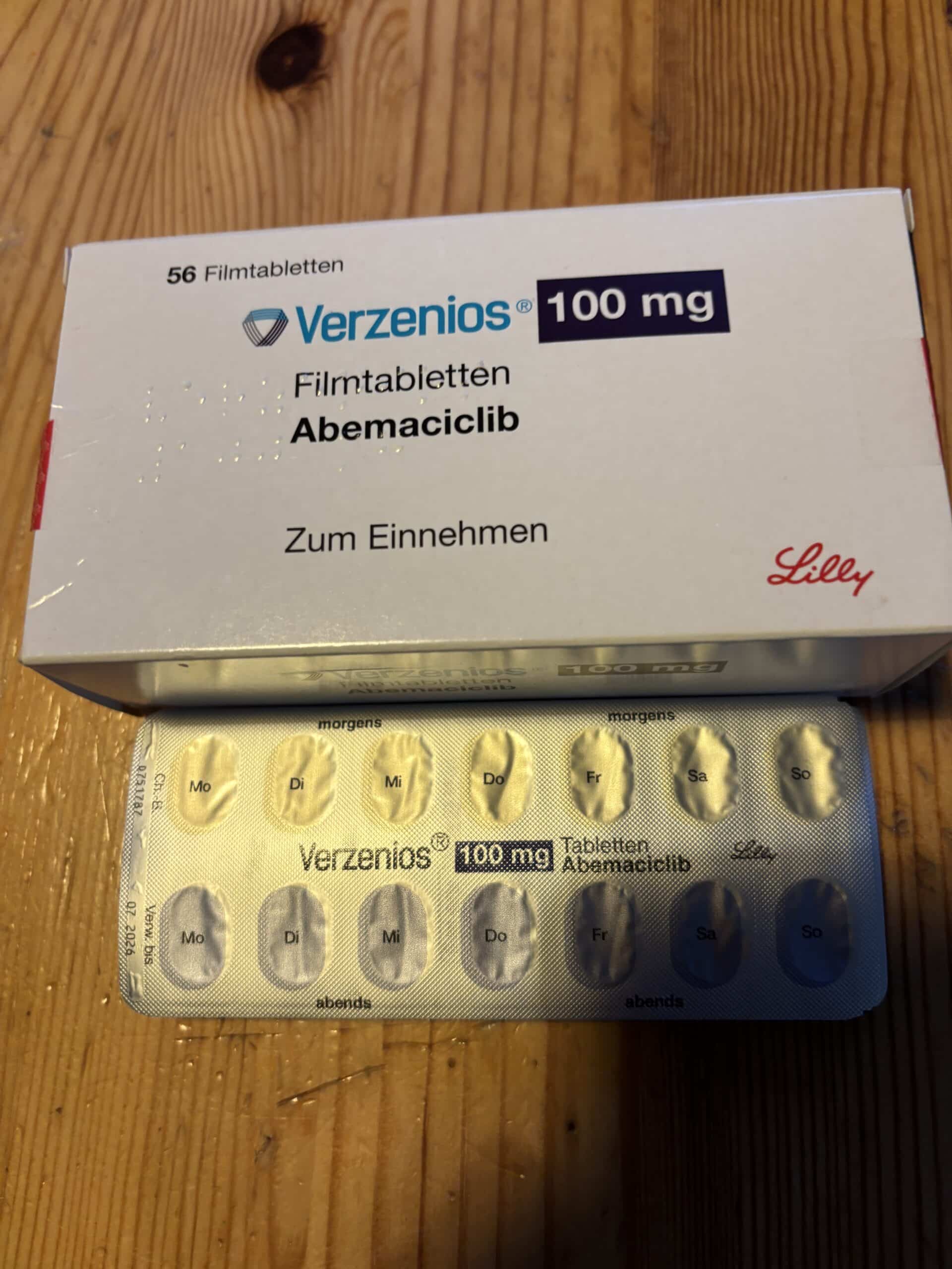 und dann ist am Abend der Moment gekommen, wo ich meine letzte Chemotablette nehmen werde. Damit sind 2 Jahre Bauchweh, Durchfall, haarausfall usw. hoffentlich irgendwann besser.
