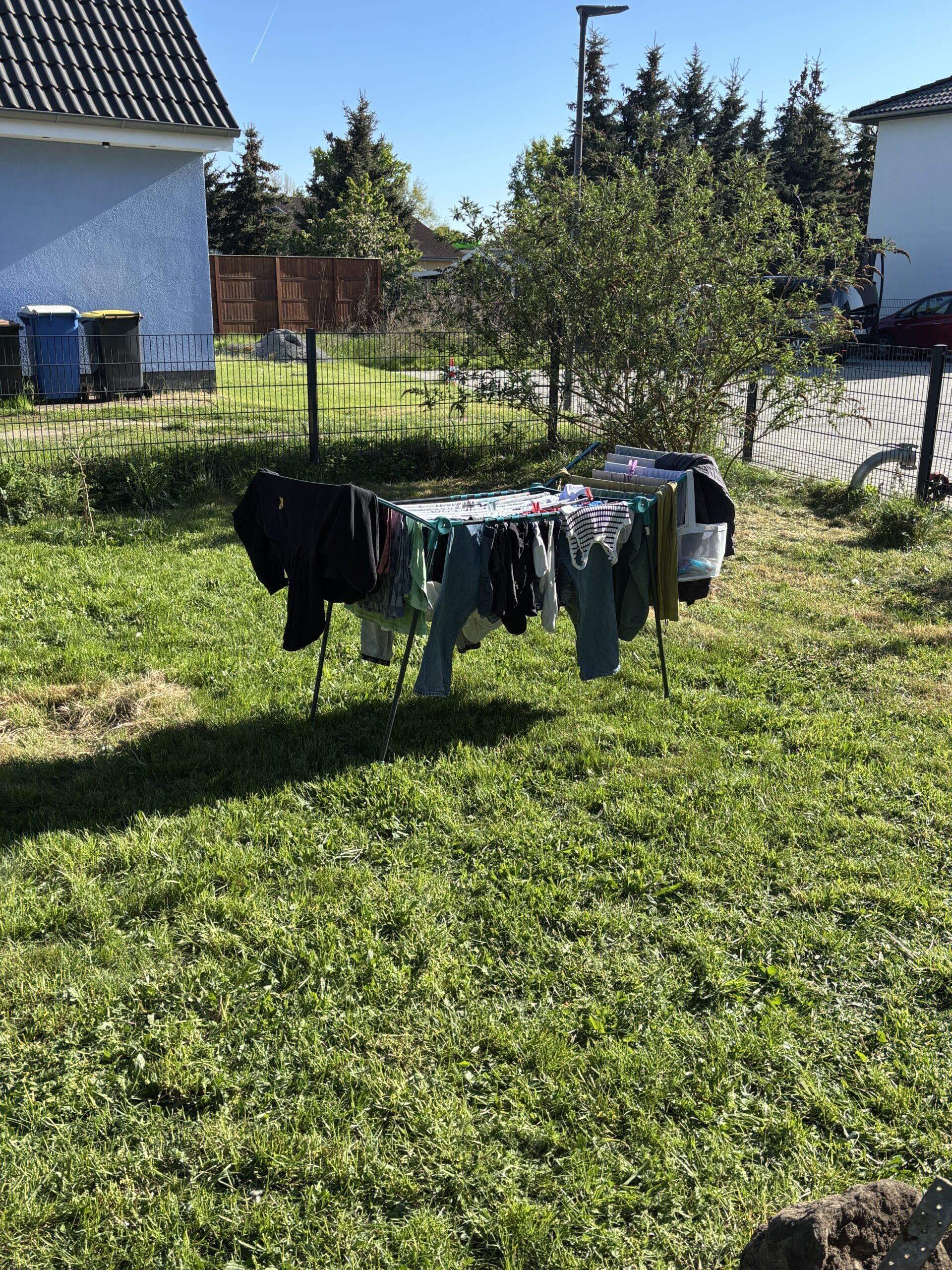 Ab Mittag wird Wäsche gewaschen und draußen aufgehangen. 