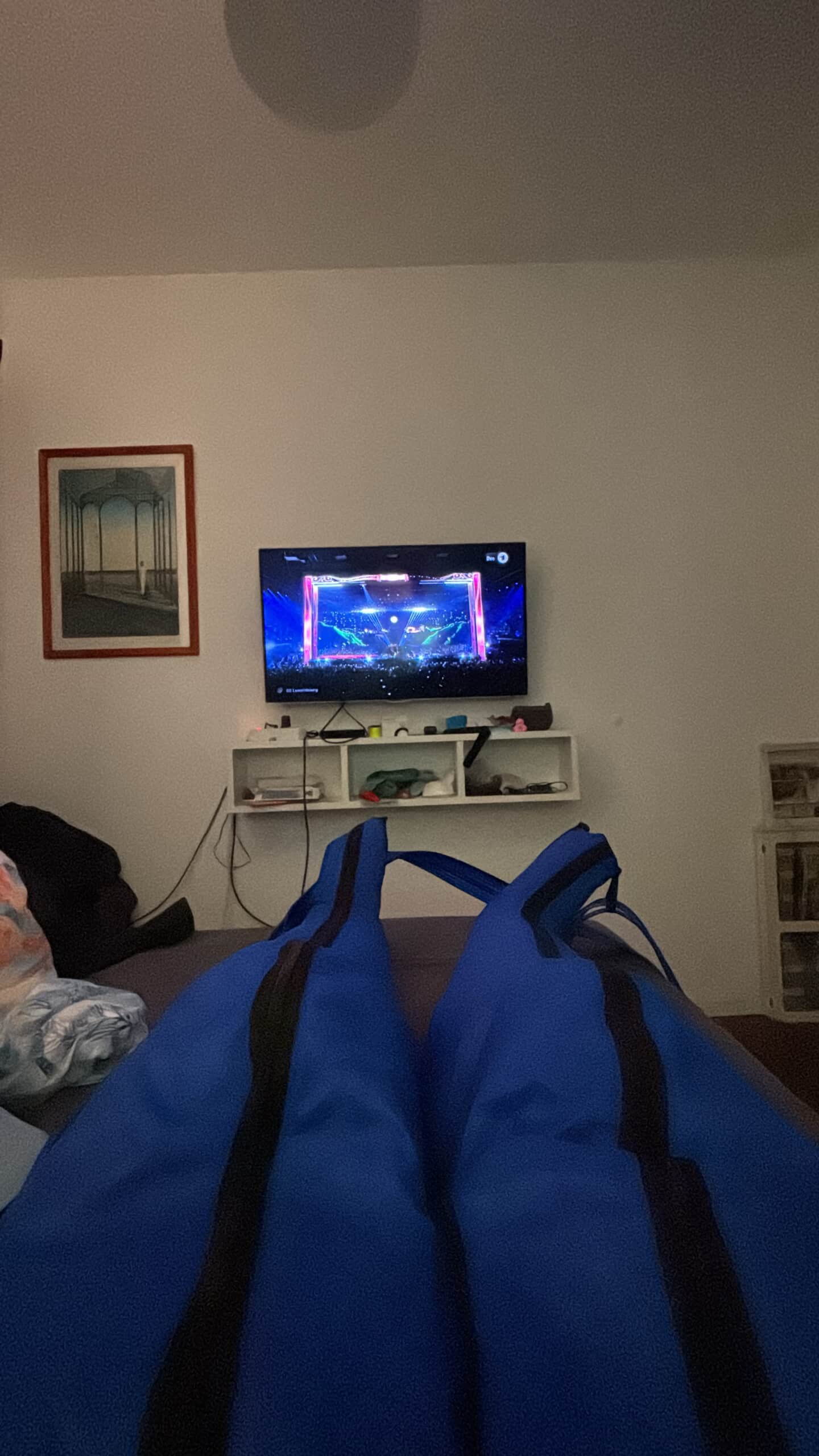 Ich muss am Abend immer meine Beine lymphen. Das dauert 60 Min und macht mich müde. Dazu wird ESC geguckt.