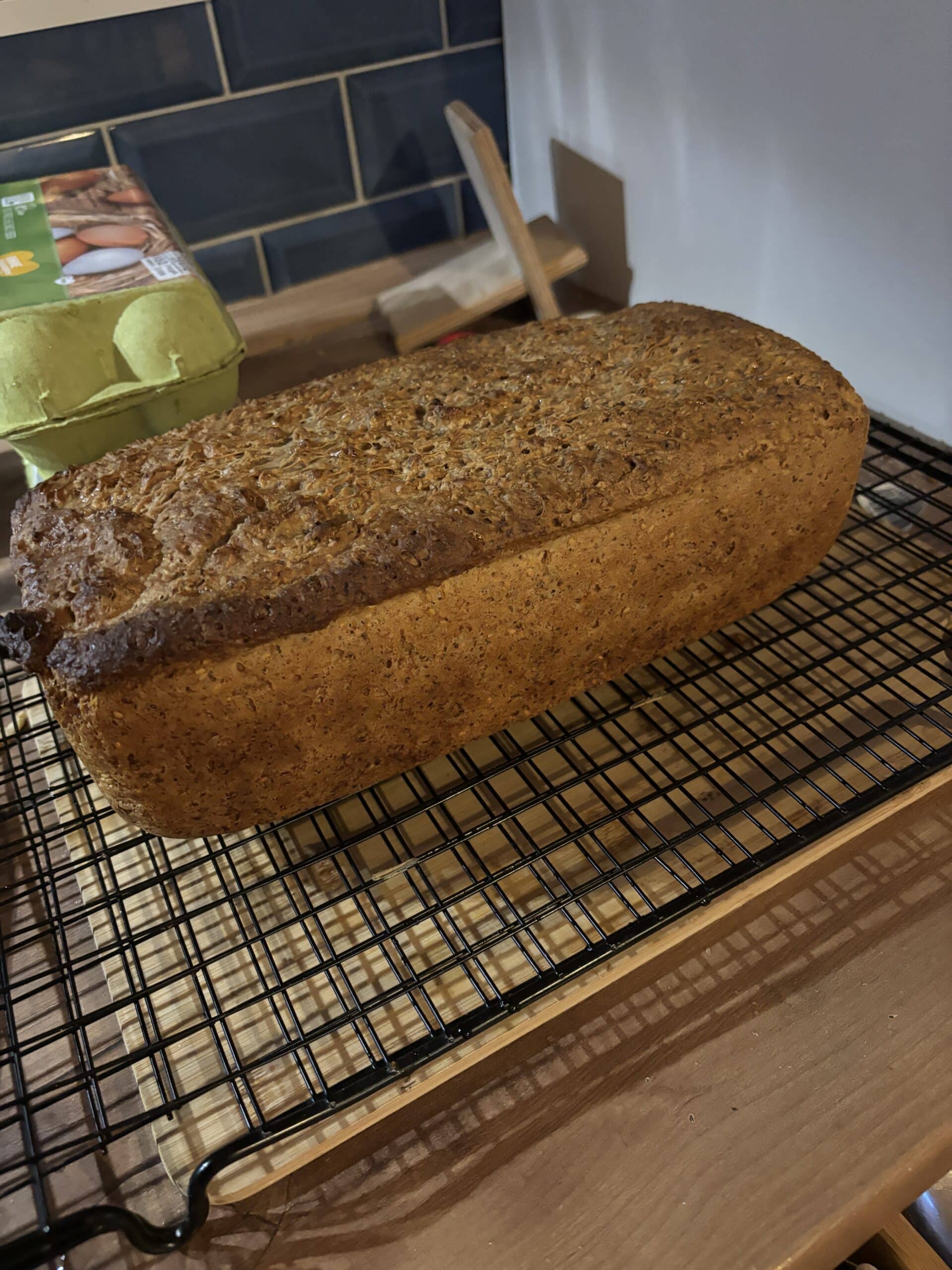 Zum Abend hin backe ich noch ein Brot für morgen. Es gab heute kein richtiges mehr zu kaufen, als wird Dinkel selbstgemacht.
