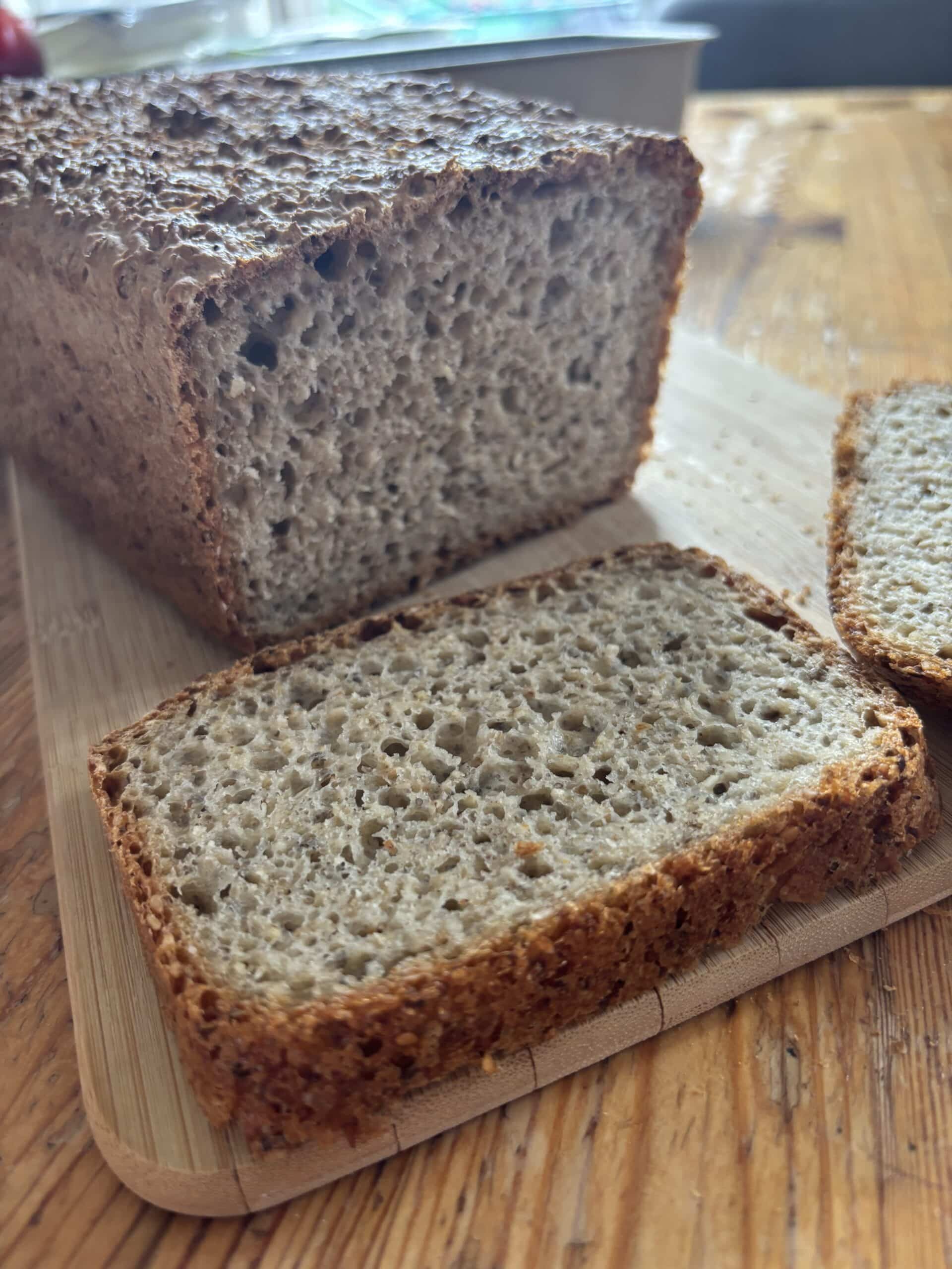 Hallo Sonntag. Mein frisch gebackenes Brot kommt auf den Tisch.