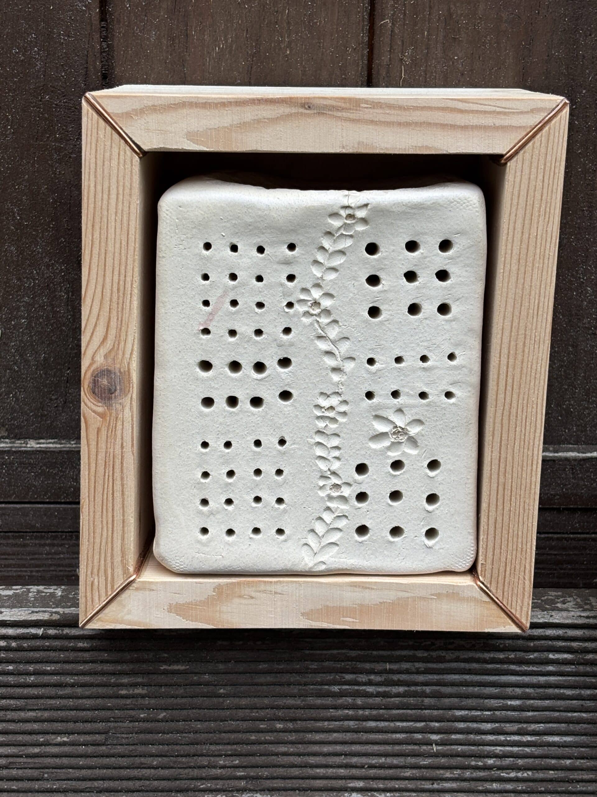 Zum Abend hin noch etwas Gartenarbeit und mein neues Bienen Zuhause bestaunen, dass ich mir besorgt habe. Wäre schön, wenn meine schwarzen Mauerbienen, dass auch annehmen.