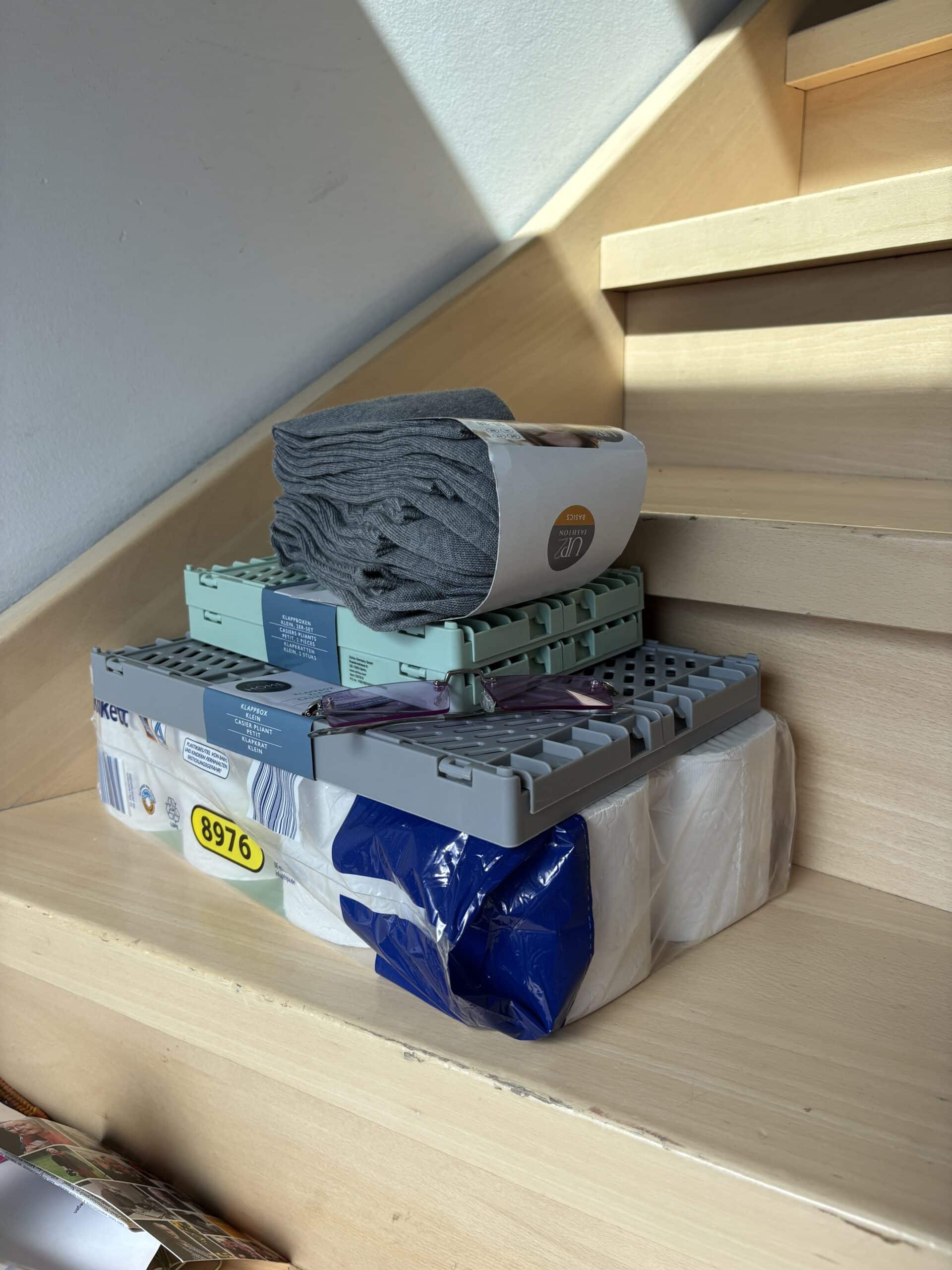 #8 Danach erstmal die Sachen an die Kinder (aka Treppe) verteilen. Wollen wir wetten wie lange es da liegen wird? Ich sage 10 Tage.