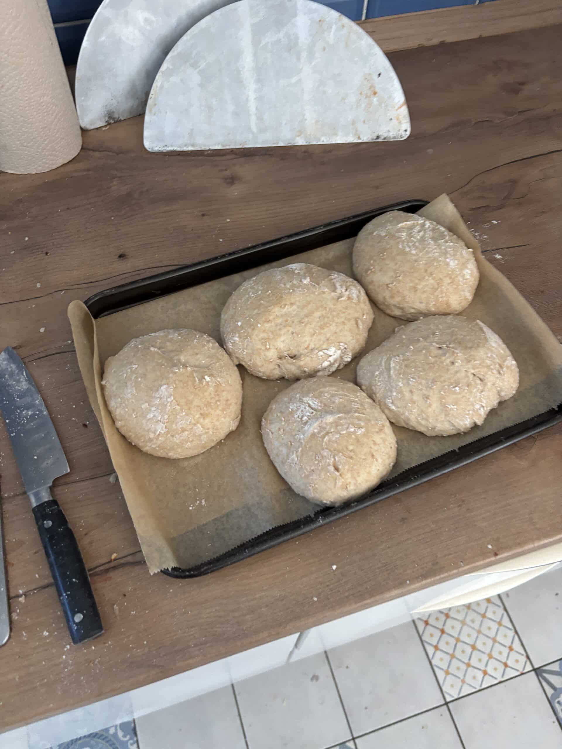Hallo Samstag. Ich stehe zu 6 Uhr auf und forme die Dinkelbrötchen.