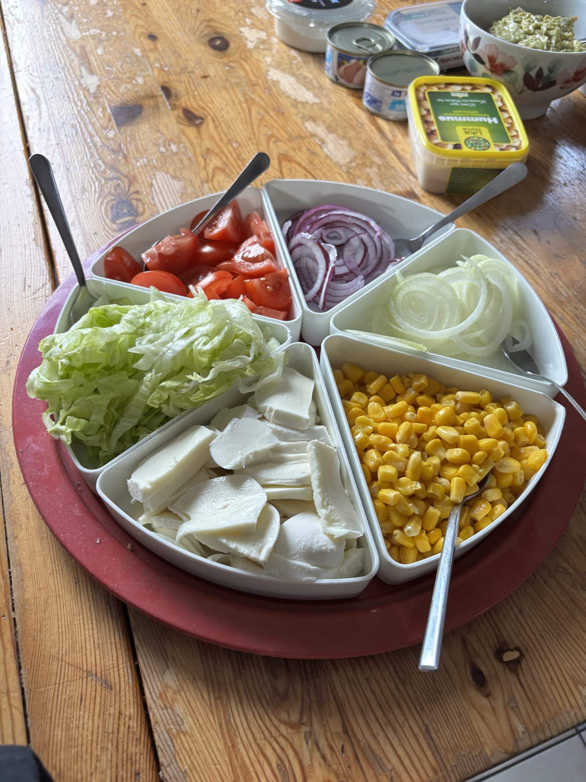 Zum Abendbrot gibt es dann Wraps für alle. Das finden hier alle gut und so ist das ein Feel Good Essen (nach Erdbeerkuchen).