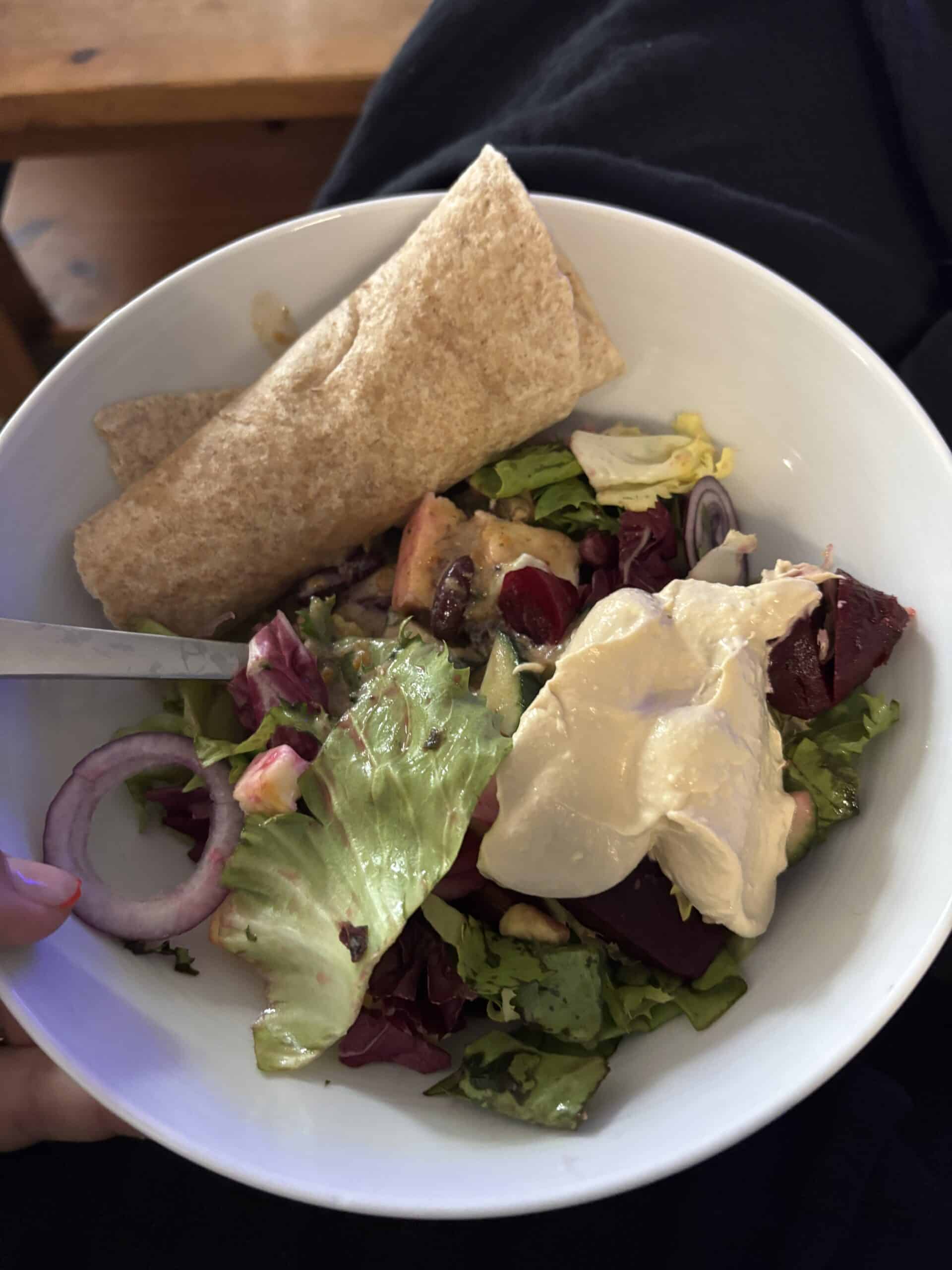 Salat dann zum Abendbrot mit eigener Thunfischcreme. Richtig gut und gesund für alle.