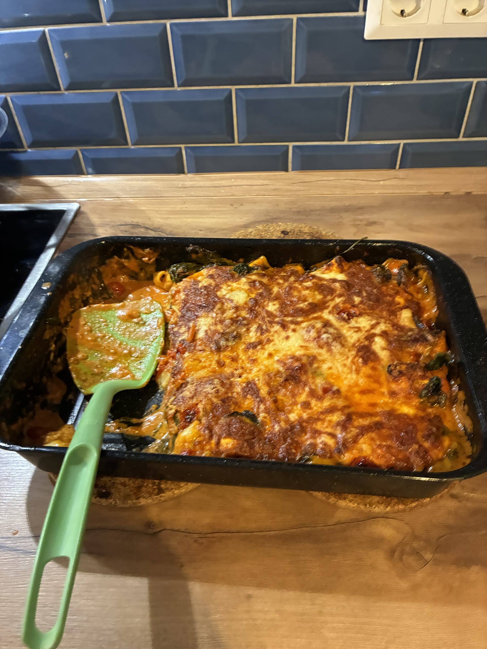 Zum Abend koche ich Tortellini Auflauf.