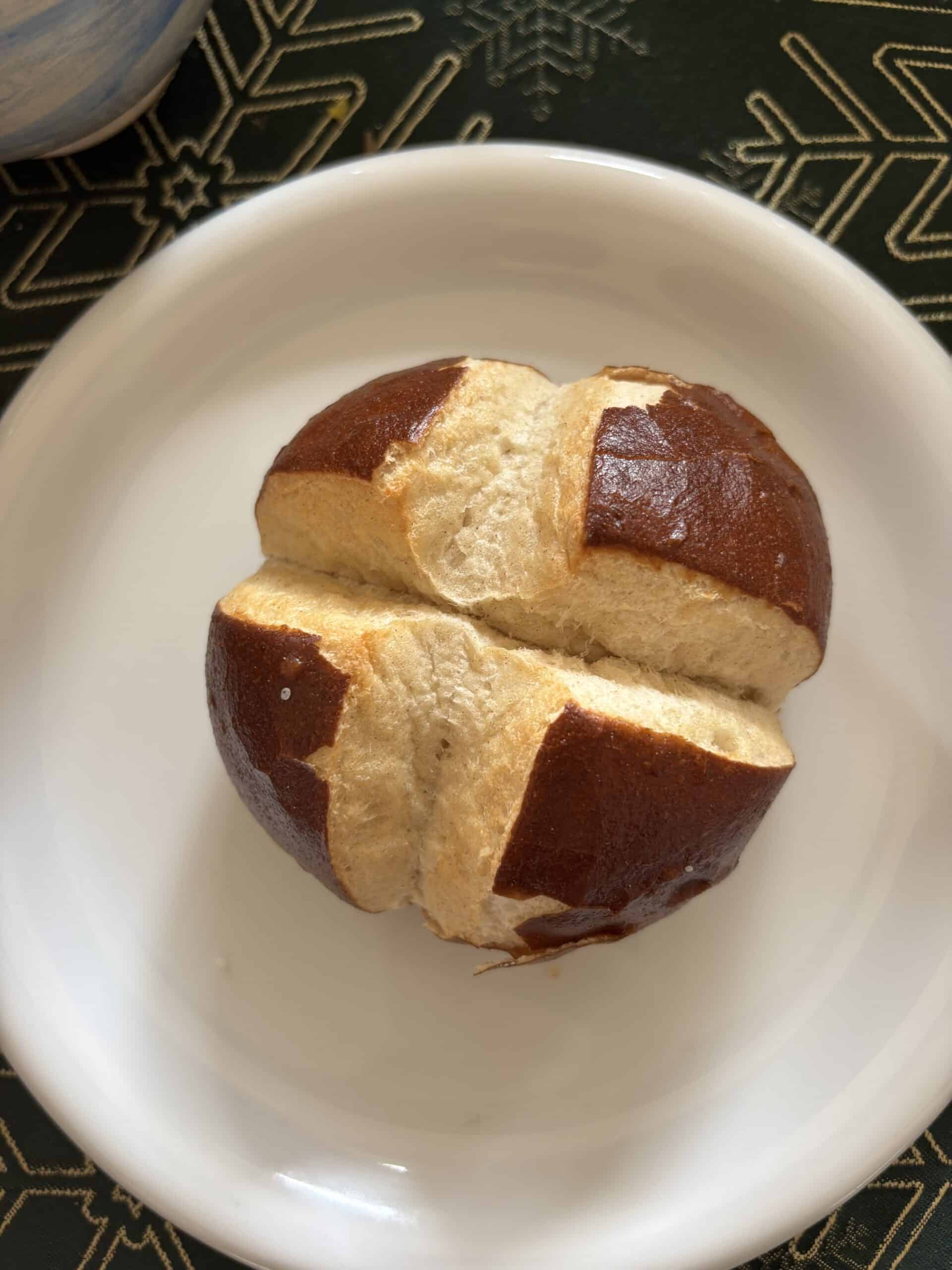 Hallo Sonntag. Es gibt Laugenbrötchen zum Frühstück.