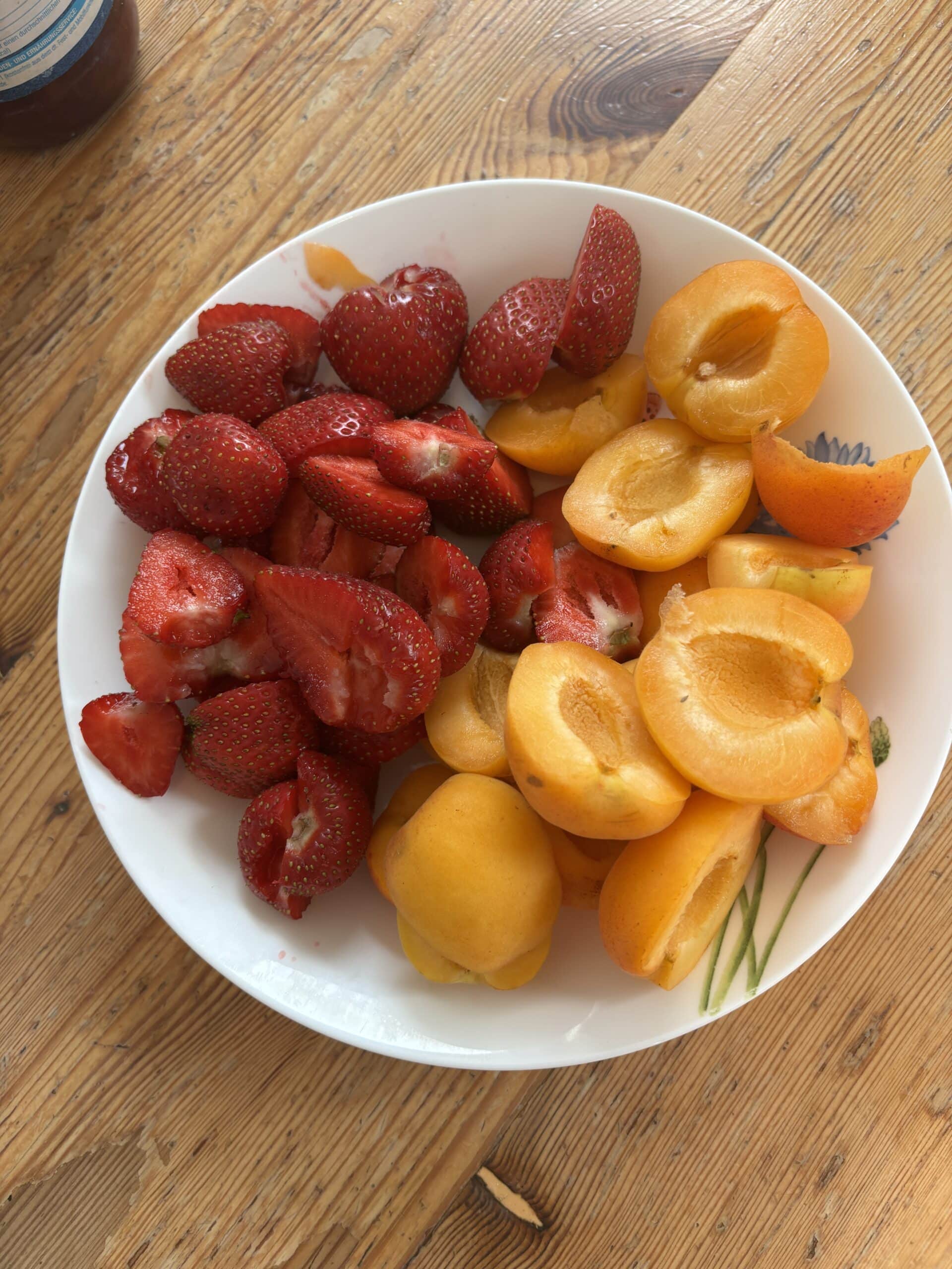Frühstück mit Obstteller.