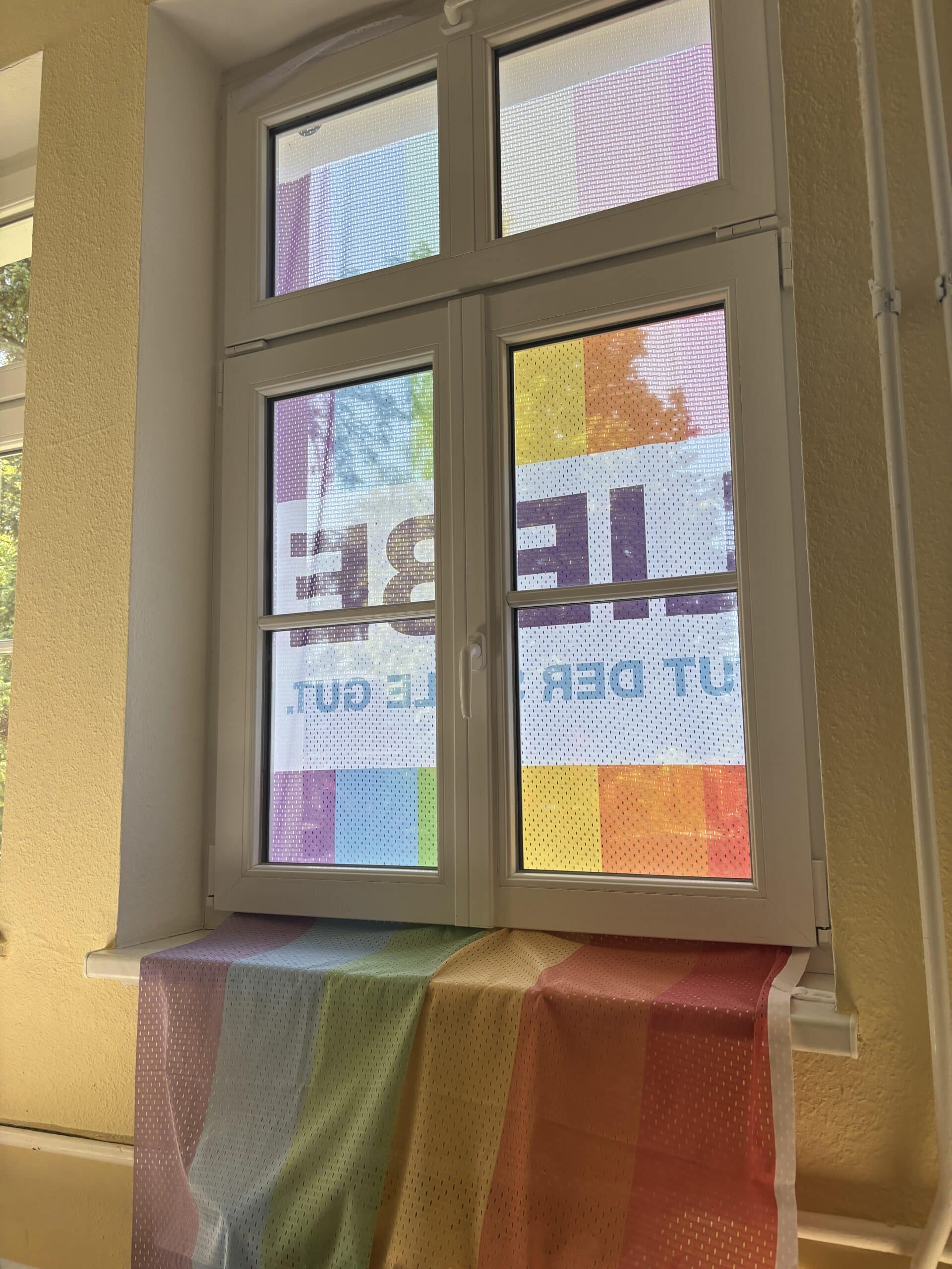 #2 Danach fahre ich ins Büro. Mein derzeitiger Ausblick sieht so aus, bunt und Sonnen geschützt.