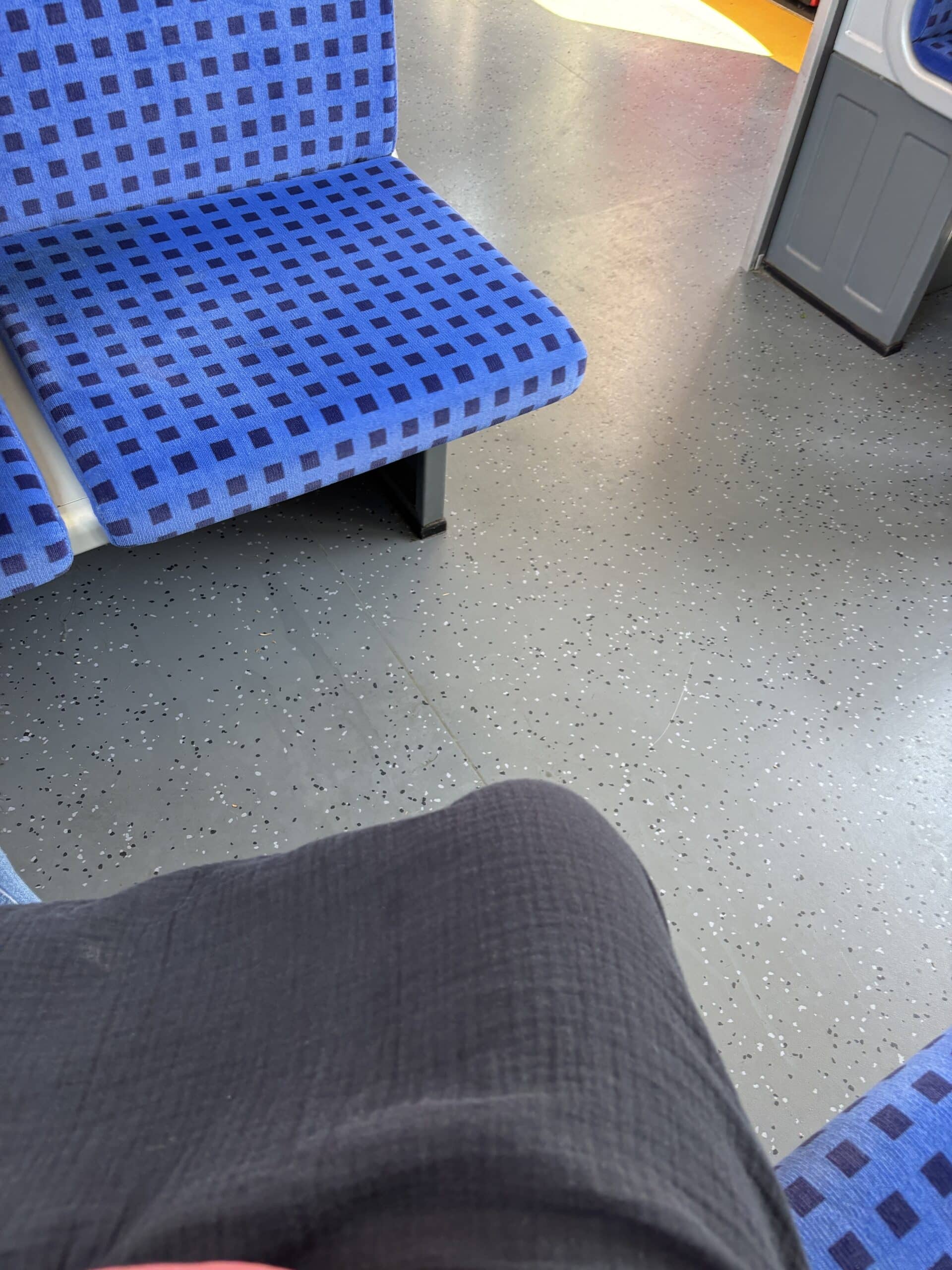 #3 Nach der Arbeit fahre ich mit der S-Bahn durch die Stadt. Mal wieder eine "warme" Erfahrung.