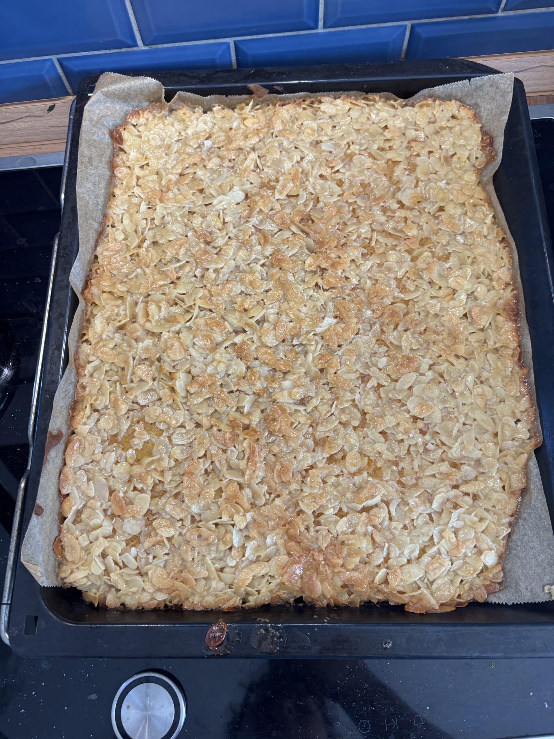 Für das Kirchenfest bei uns am Ort backe ich Kuchen. Bienenstich als Becherkuchen, kommt immer gut an.