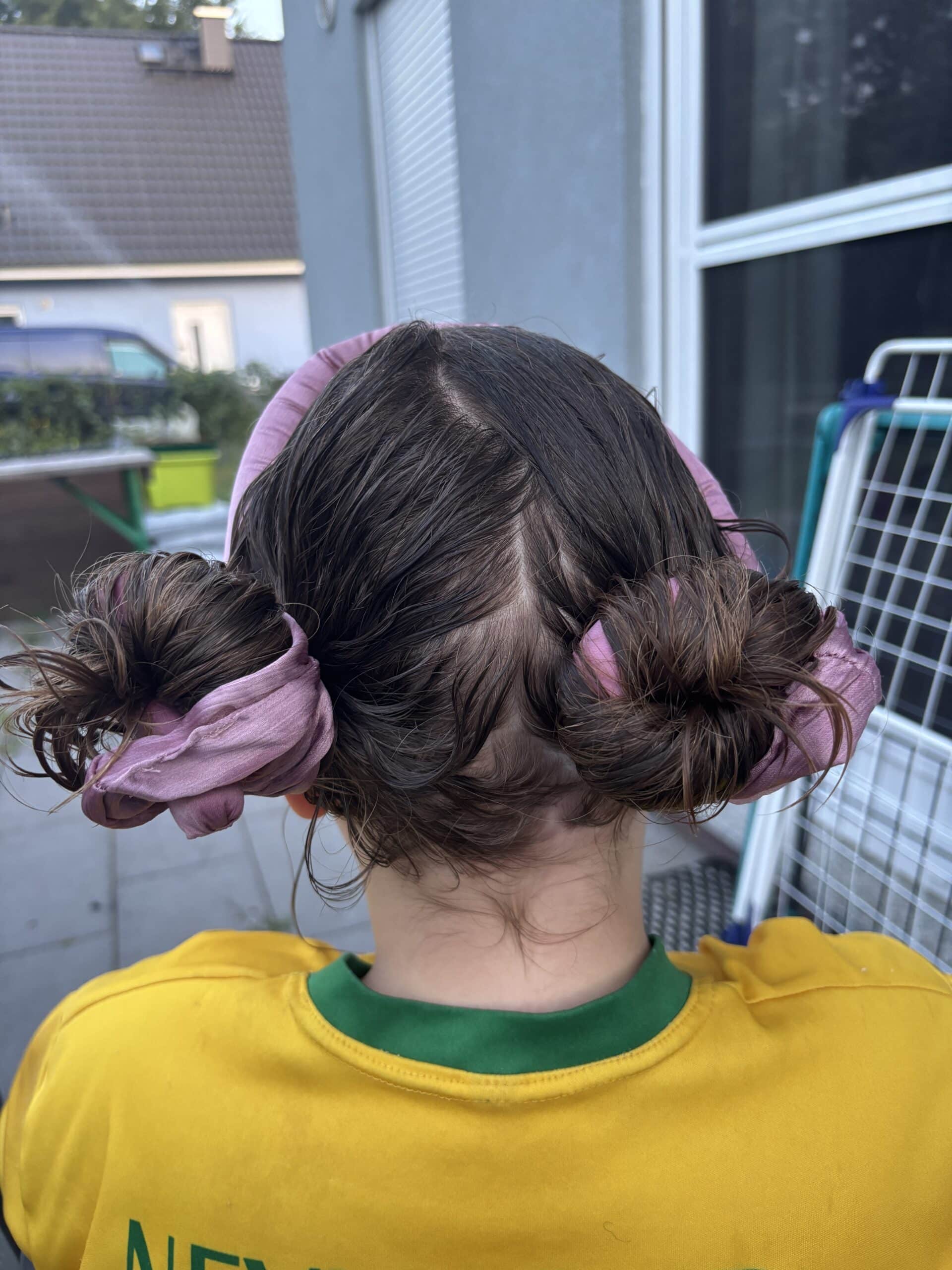 Dem Kind noch ein bisschen die Haare knoten.