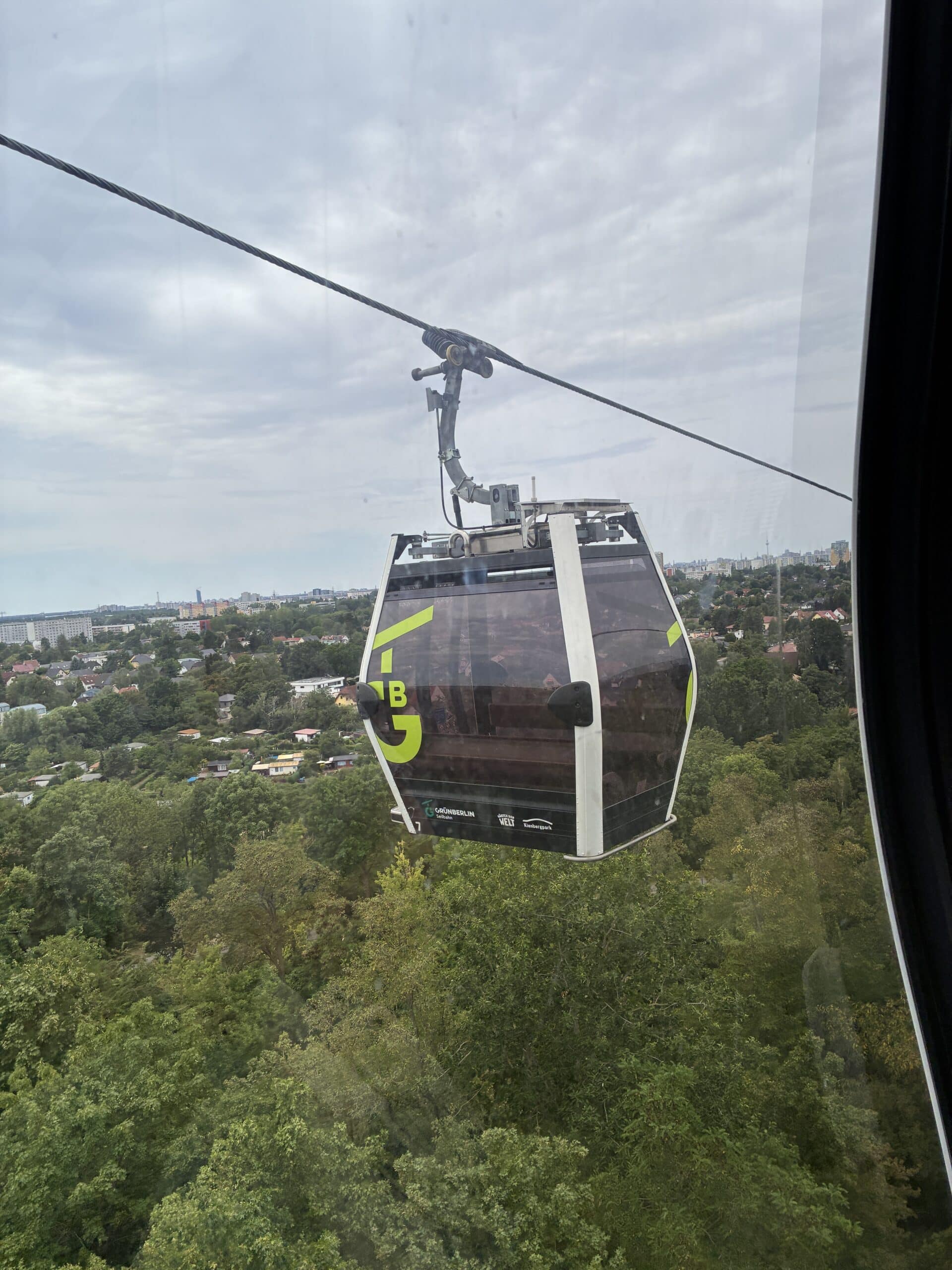 Wir fahren Seilbahn, hoch über der Stadt.
