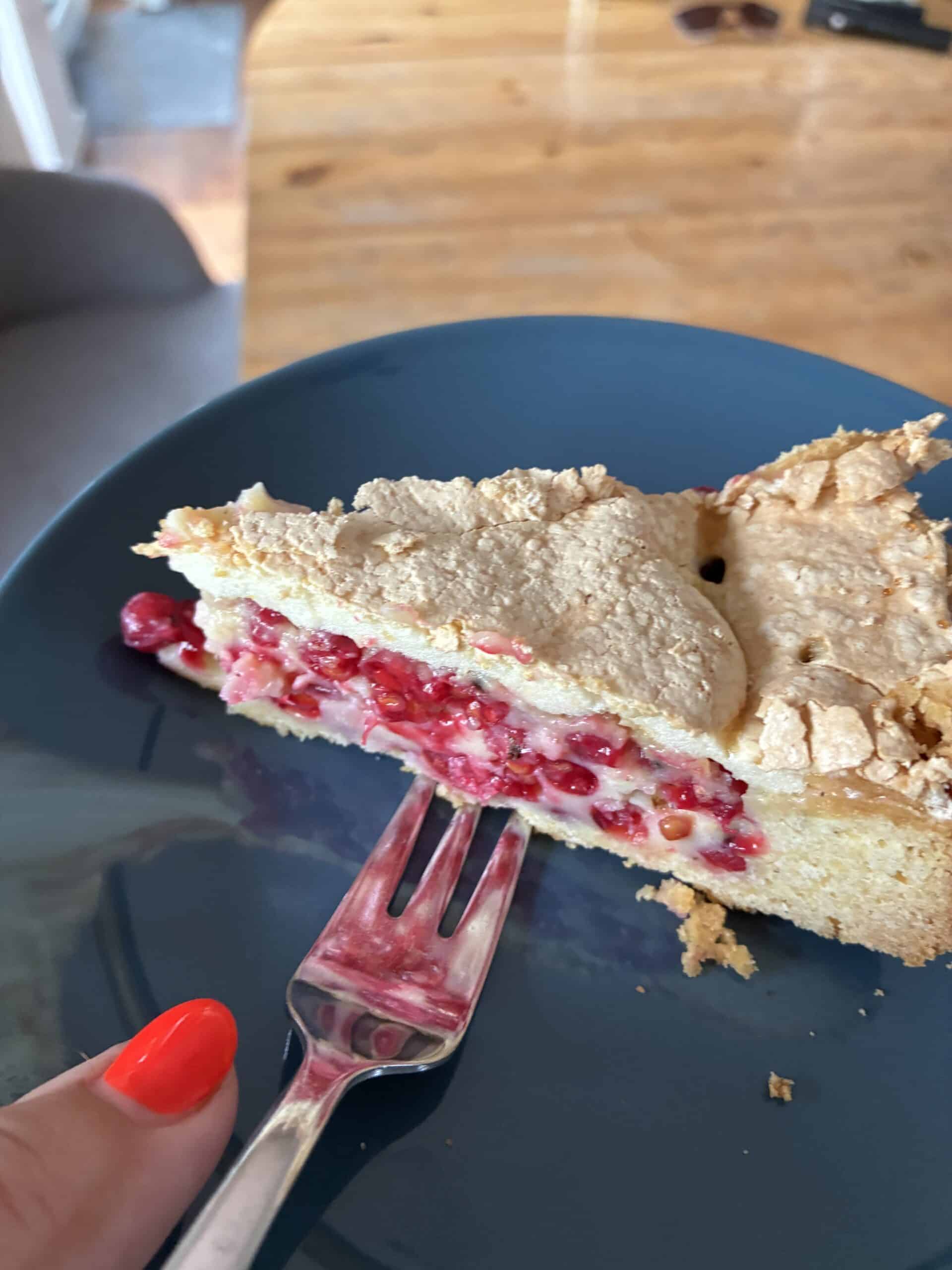 Am Nachmittag gibt es selbstgebackenen Baiser Kuchen.