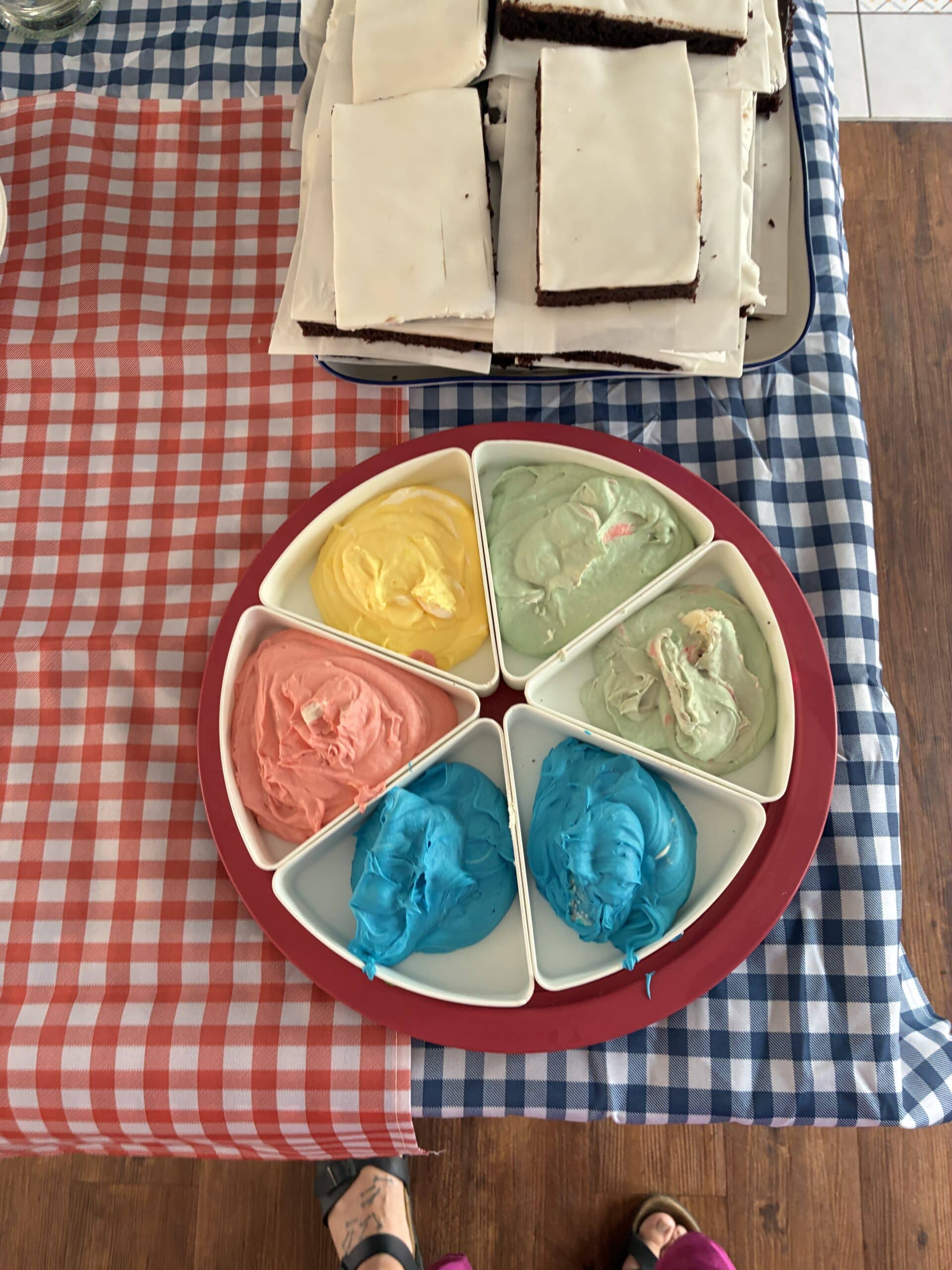 Spannend ist das Bemalen vom Kuchen. Mit Buttercreme können die Kinder Kuchenstücke bemalen.