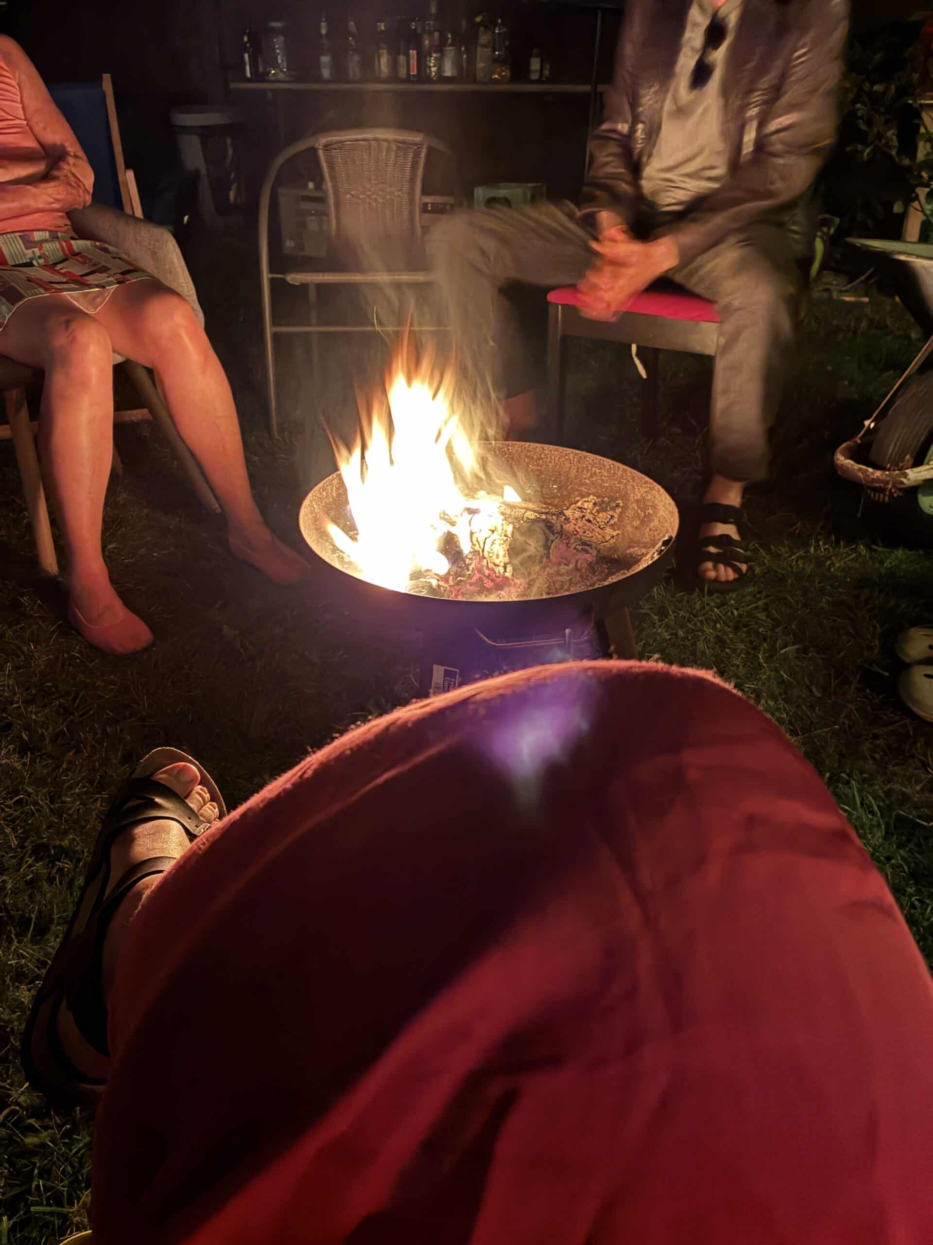 Noch spät am Abend sitzen wir am Feuer.