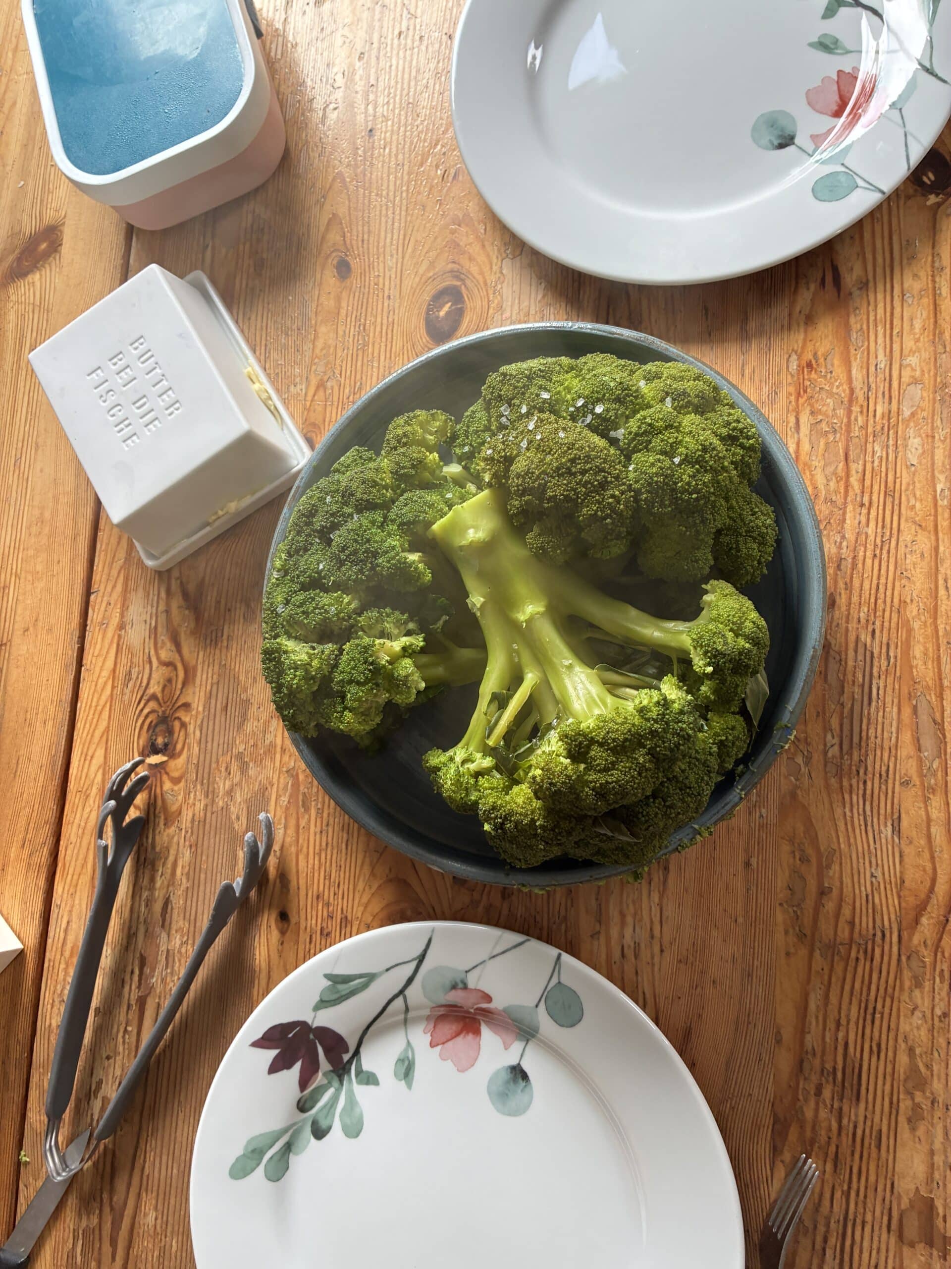 um dann zum Mittag gibt es kompletten Brokkoli für den Sohn. Der wünscht sich heute mal einen ganzen zu essen.