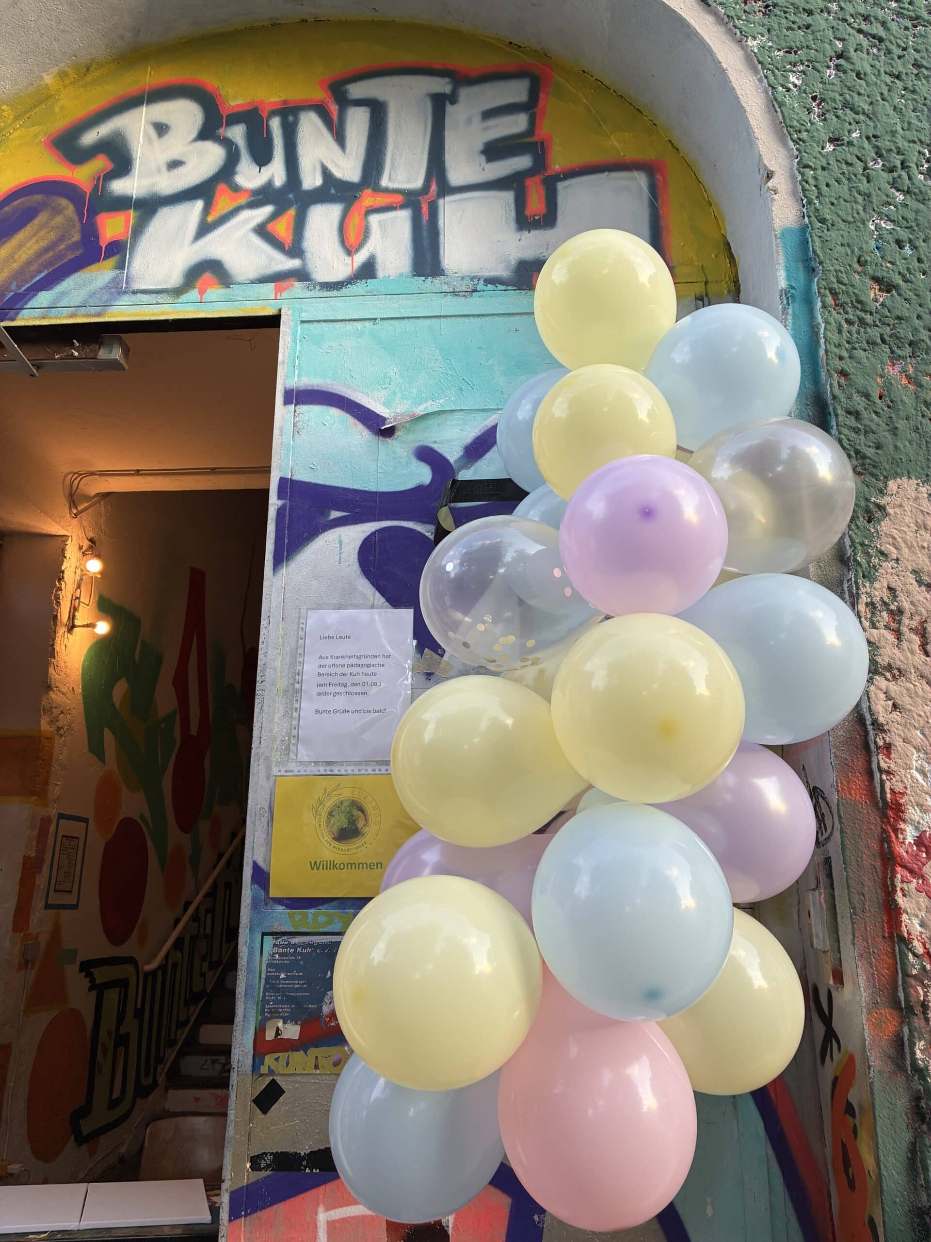 Am Nachmittag schmücken wir dann den Feierort der großen Tochter, die heute mit Anderen zusammen eine Party feiert.