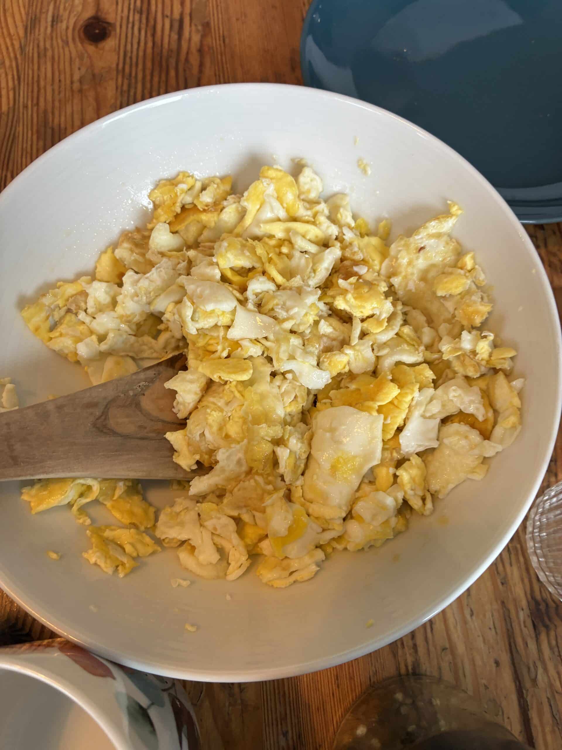 Hallo Sonntag. Es gibt Rührei vom Kind gekocht.