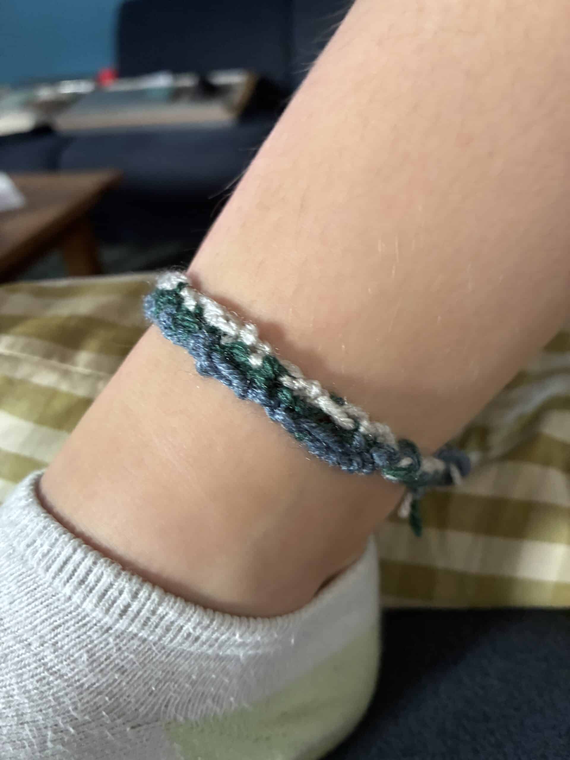 und noch ein Fußschmuck aus Wolle hergestellt.