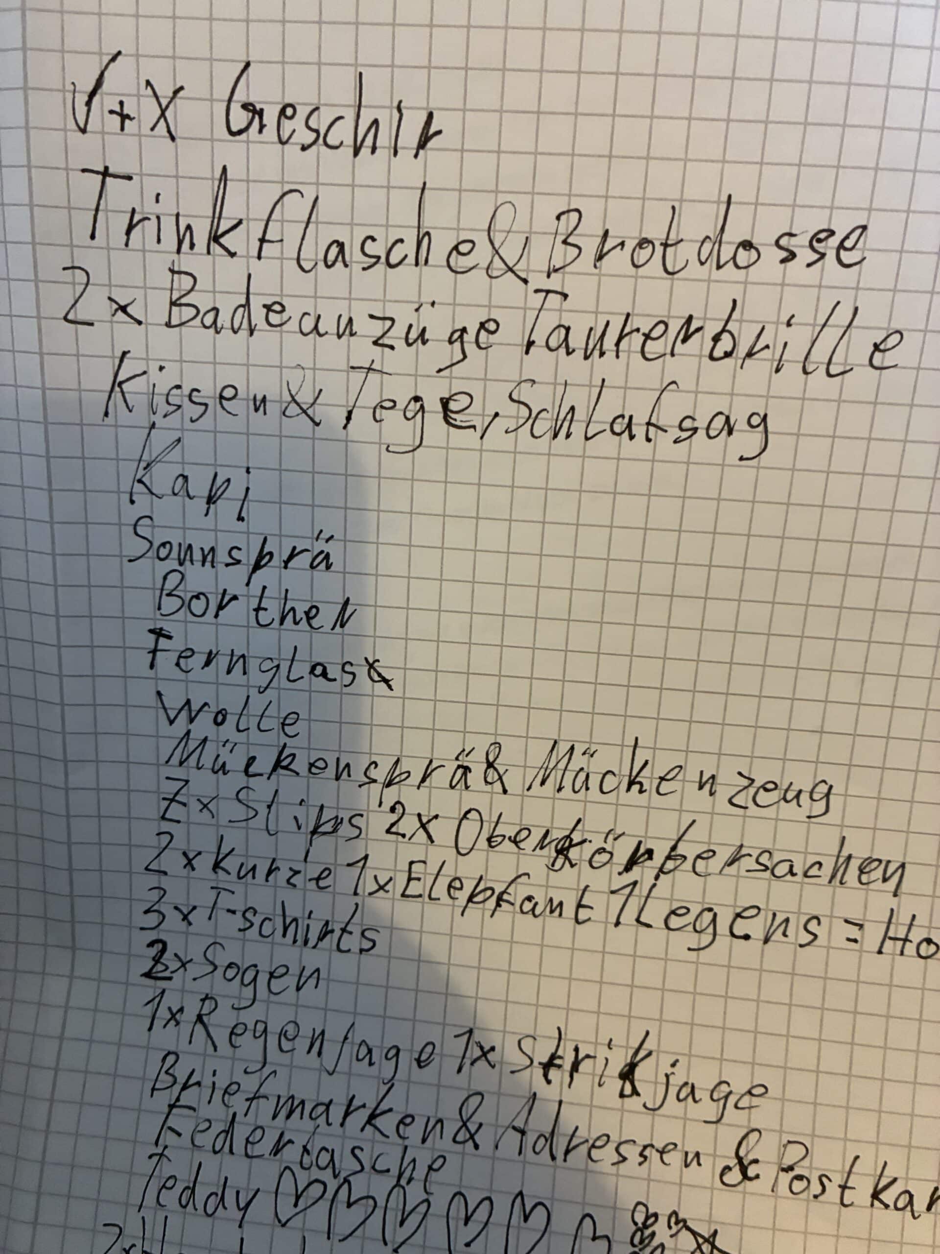Am Morgen kontrollieren wir unsere Packliste.