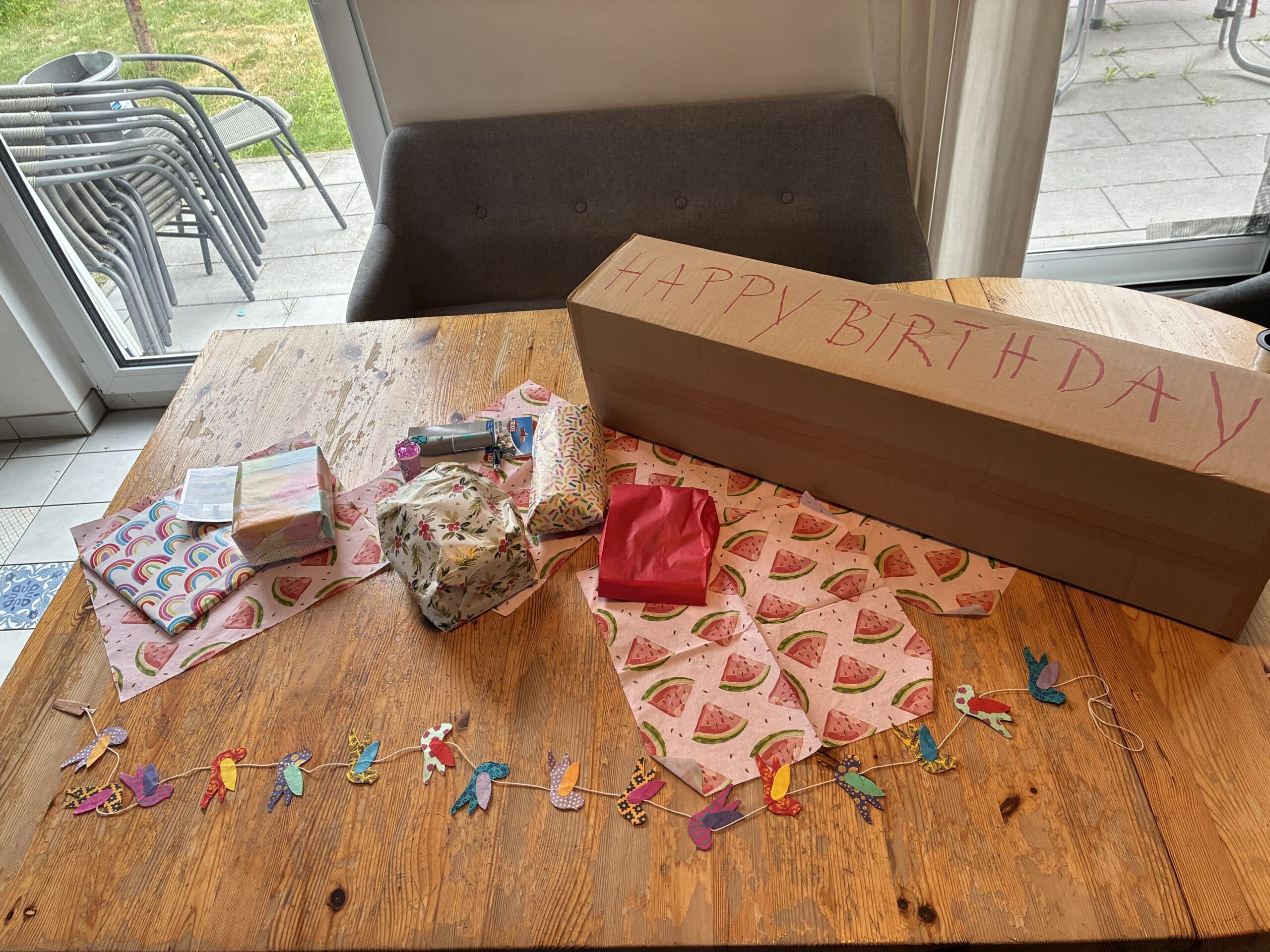 Nach unserer Ankunft daheim feiern wir ein bisschen den Geburtstag unserer Jüngsten. So schön.