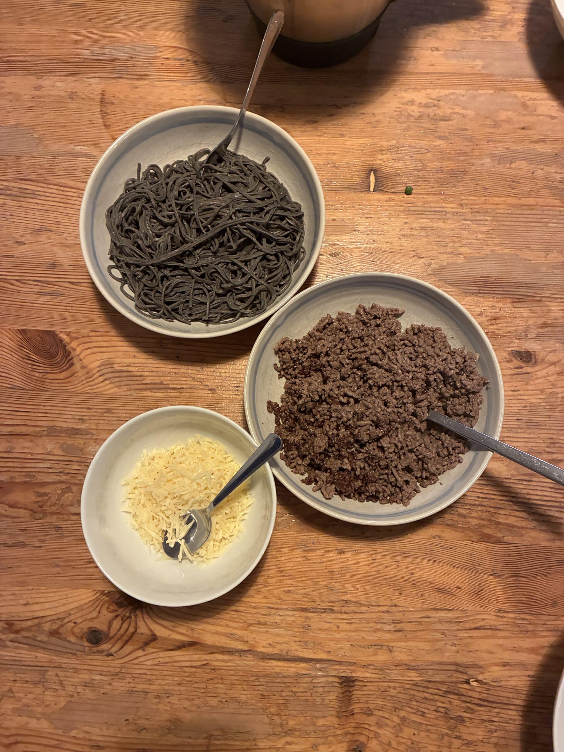 Zum Abendbrot dann Bohnennudeln mit Hack und Käse. Ich fand es gut (die Anderen hatten andere Nudeln)