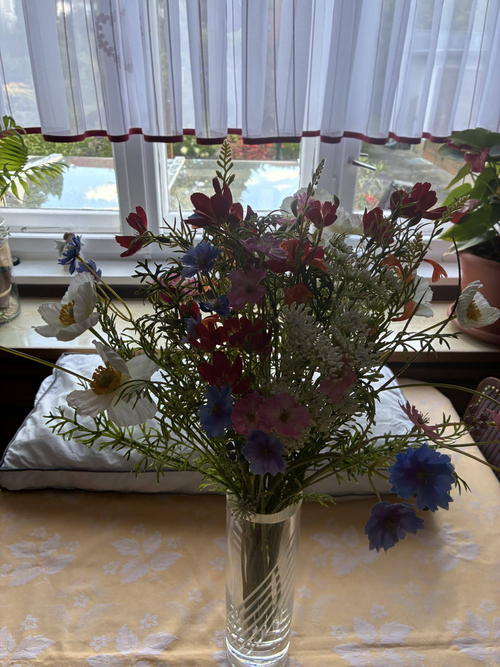 Am Nachmittag dann Besuch bei den Schwiegereltern. Ein seltsamer Strauß im Wohnzimmer.