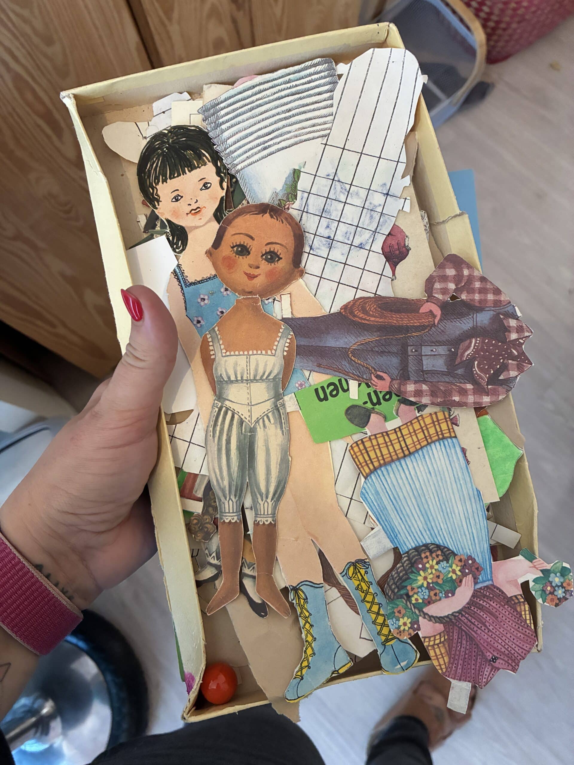 Wir räumen weiter. Ich finde meine alten Anziehpuppen aus Papier.