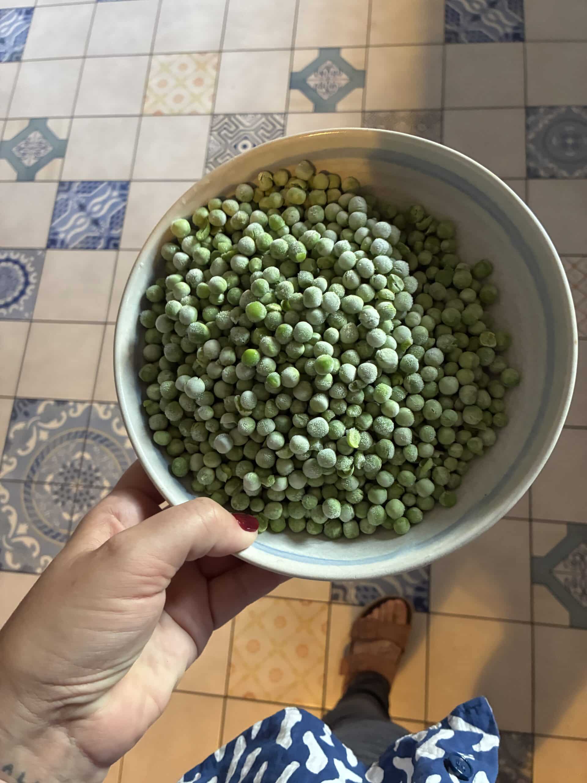 Es wird dann gekocht. heute Nudeln mit Erbsen und Garnelen.