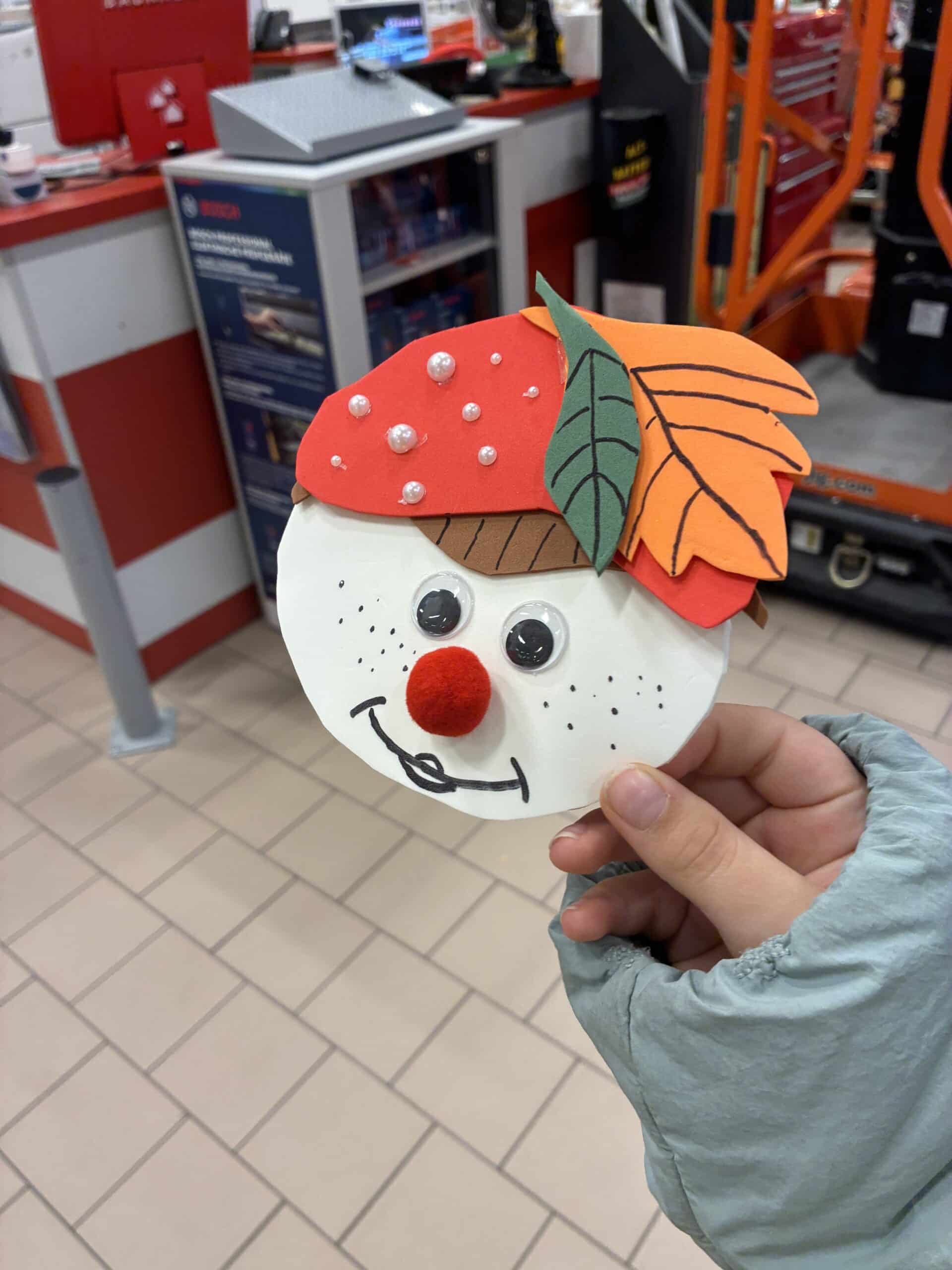 Das Kind bastelt schöne Sachen für Opas Geburtstag.