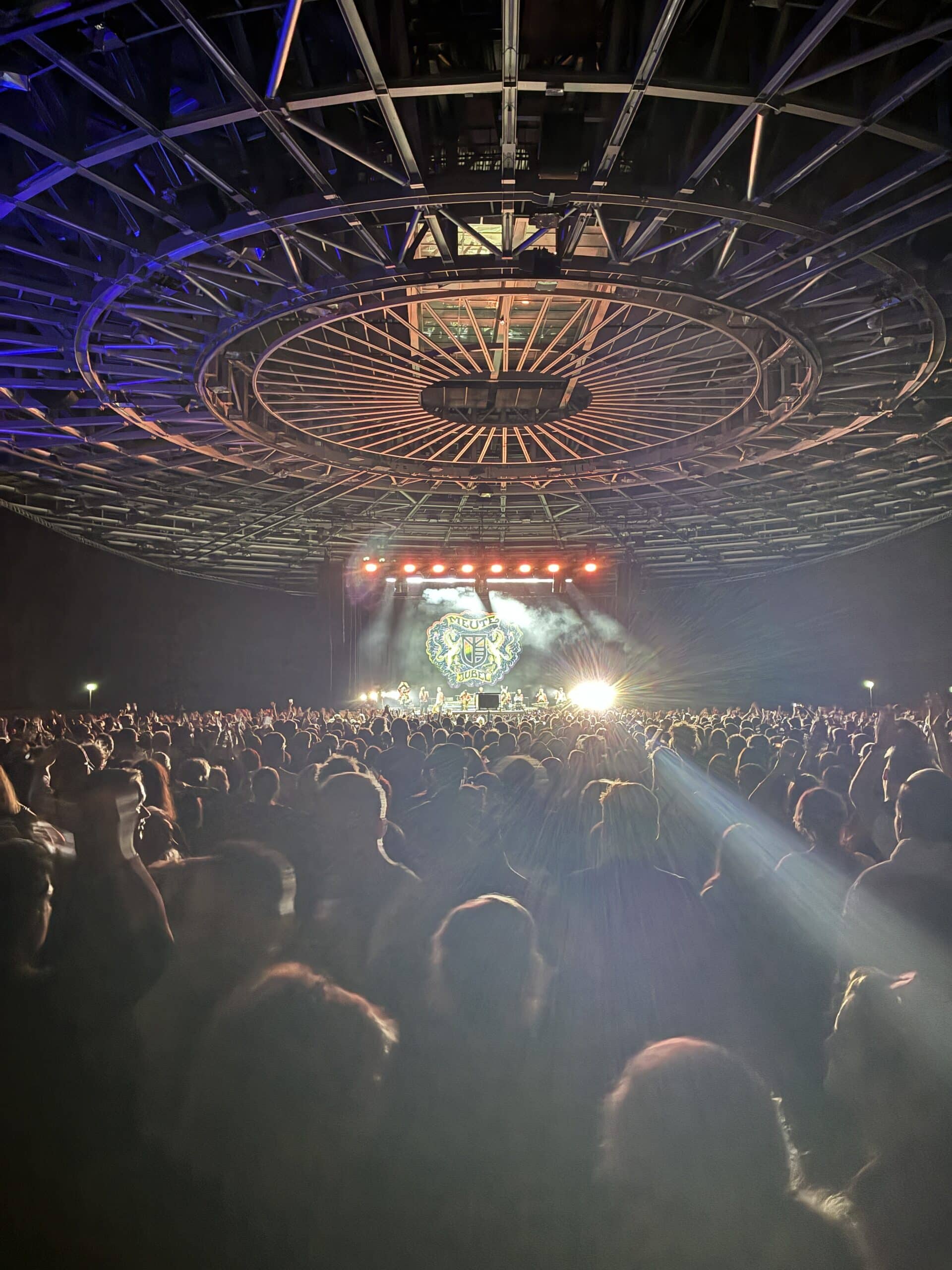 Am Abend geht es dann zum Meute Konzert.