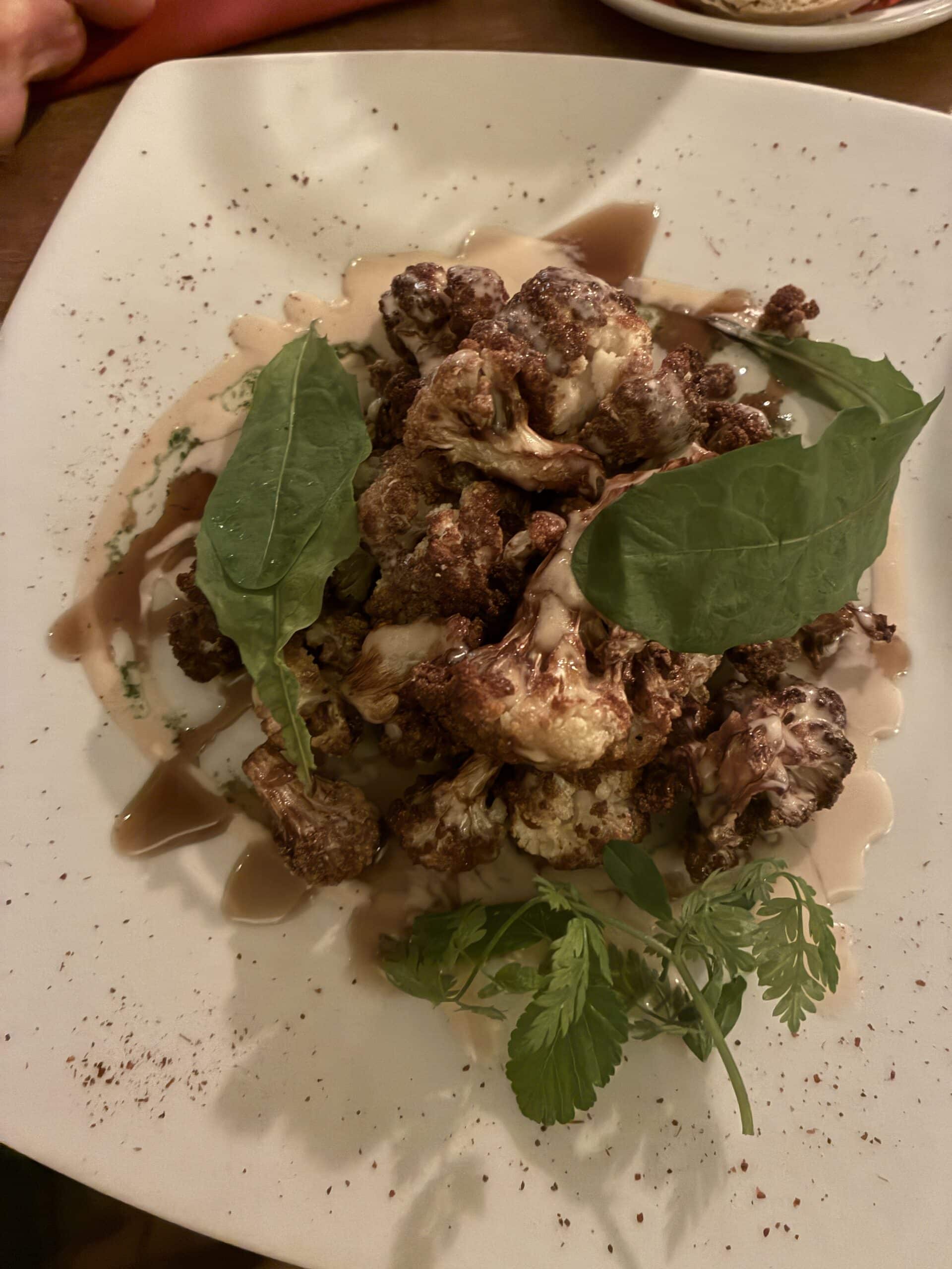 um am Abend mit Freundinnen was essen zu gehen. Es gibt Blumenkohl für mich mit Saucen.